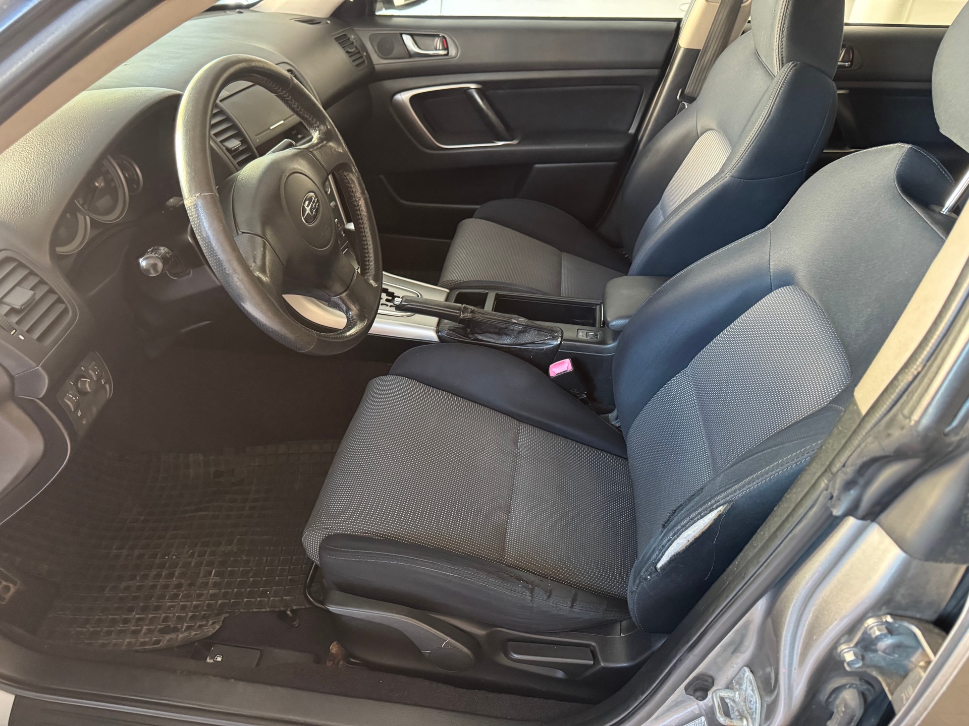 SUBARU Legacy 2.0R AWD Swiss-image-9