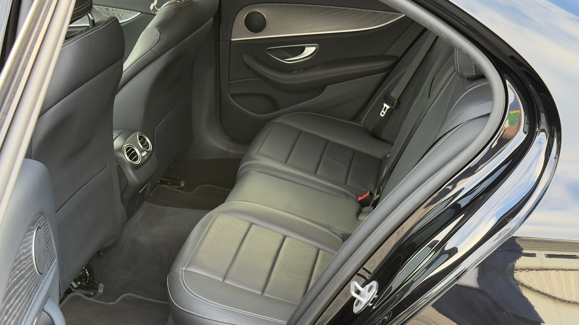 MERCEDES-BENZ E 200 4Matic Avantgarde 9G-Tronic-image-6