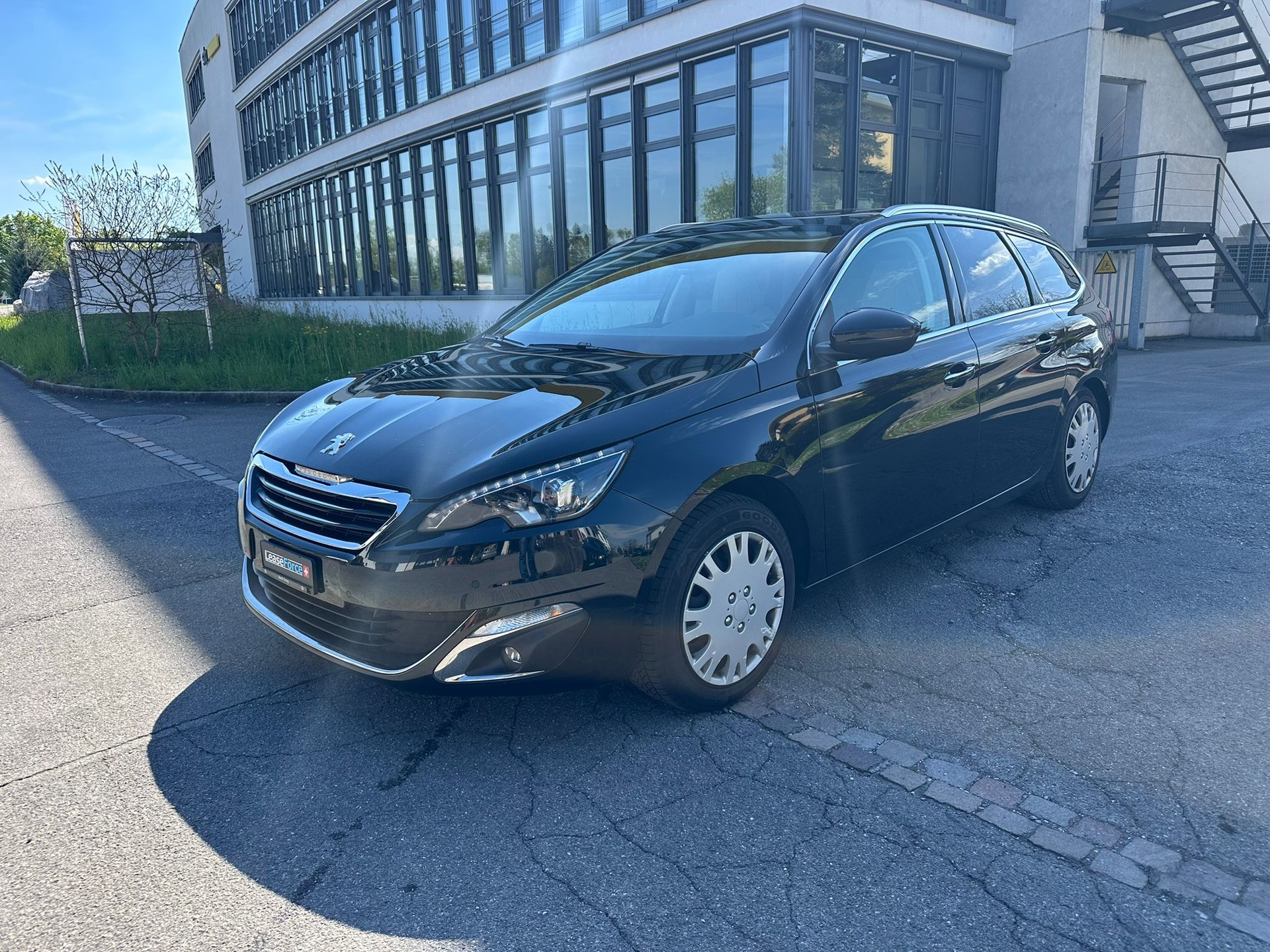 PEUGEOT 308 SW 1.2 THP Féline Automatic-image-1
