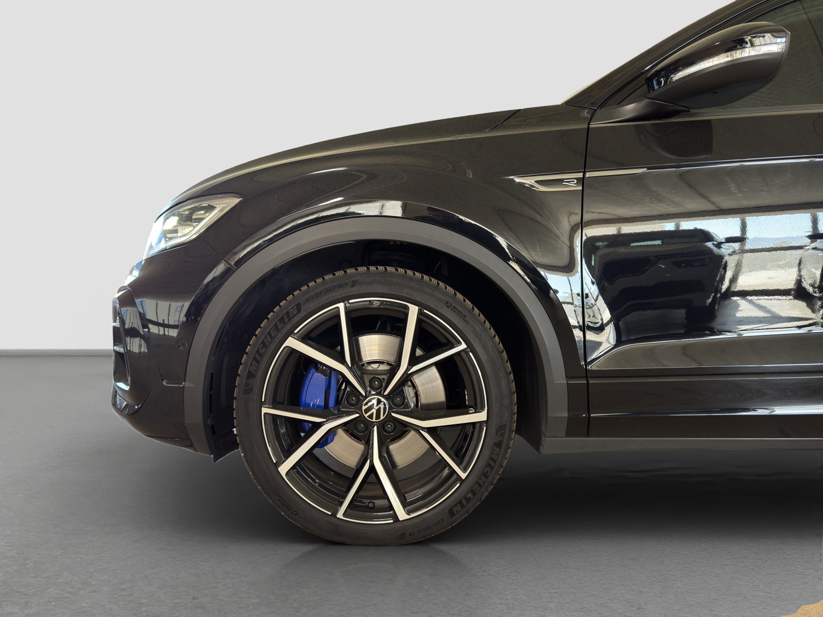 VW T-Roc 2.0 TSI R DSG 4Motion-image-4
