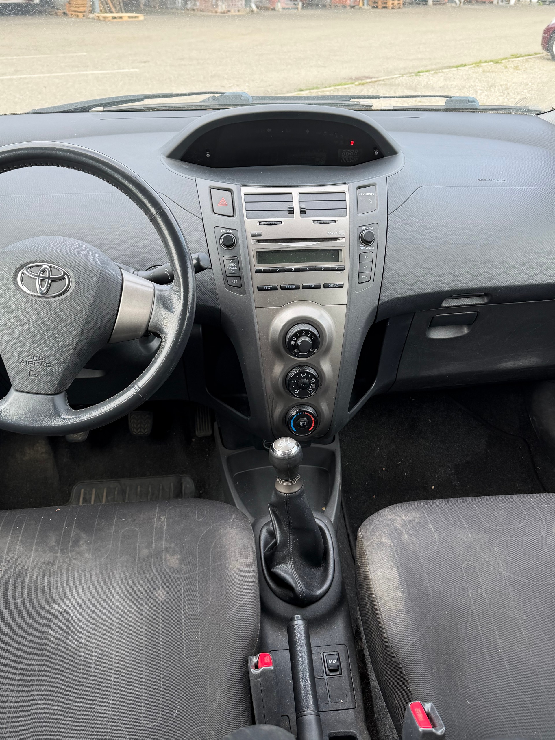 TOYOTA Yaris 1.0 Style-image-4