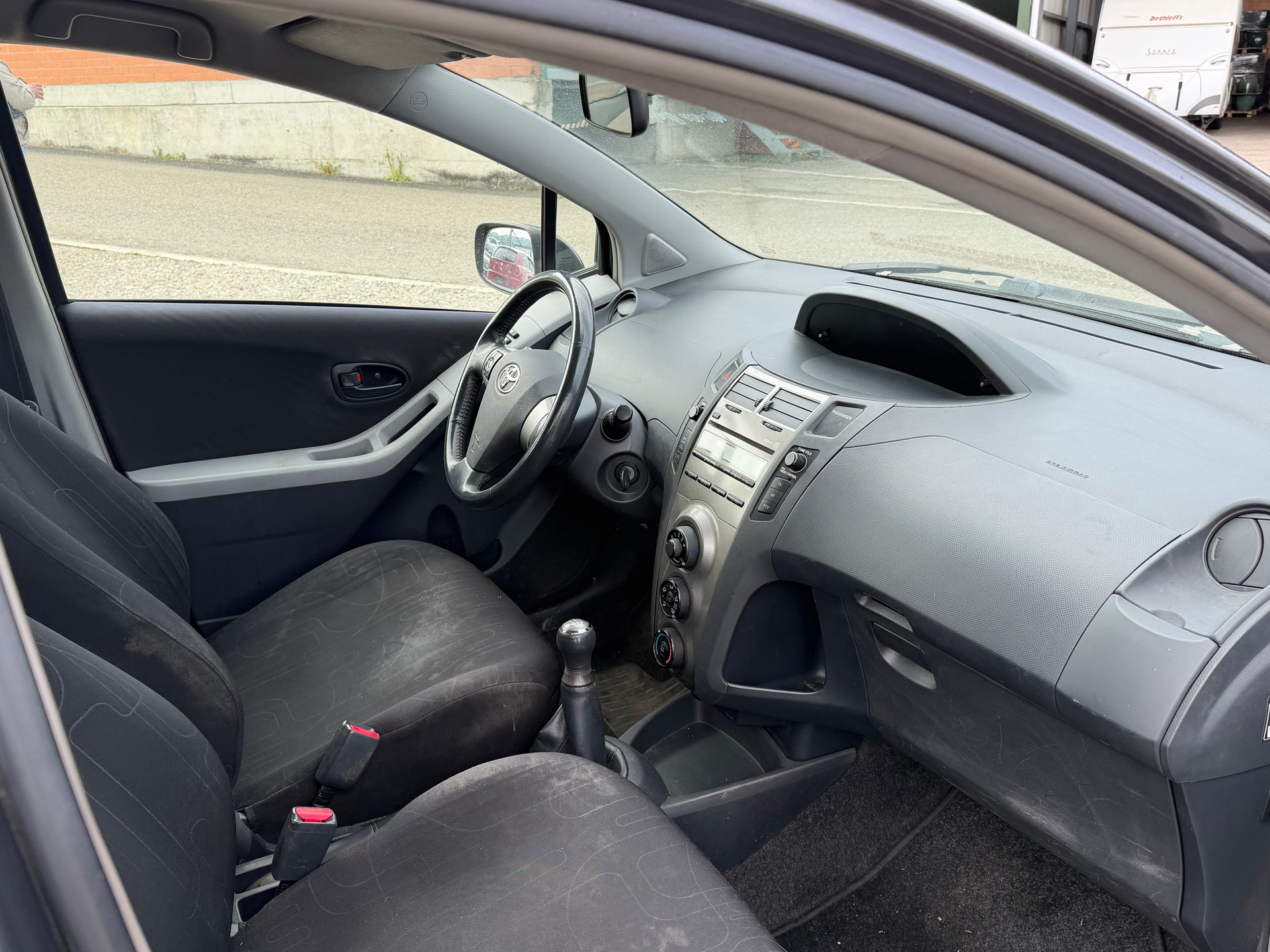 TOYOTA Yaris 1.0 Style-image-6