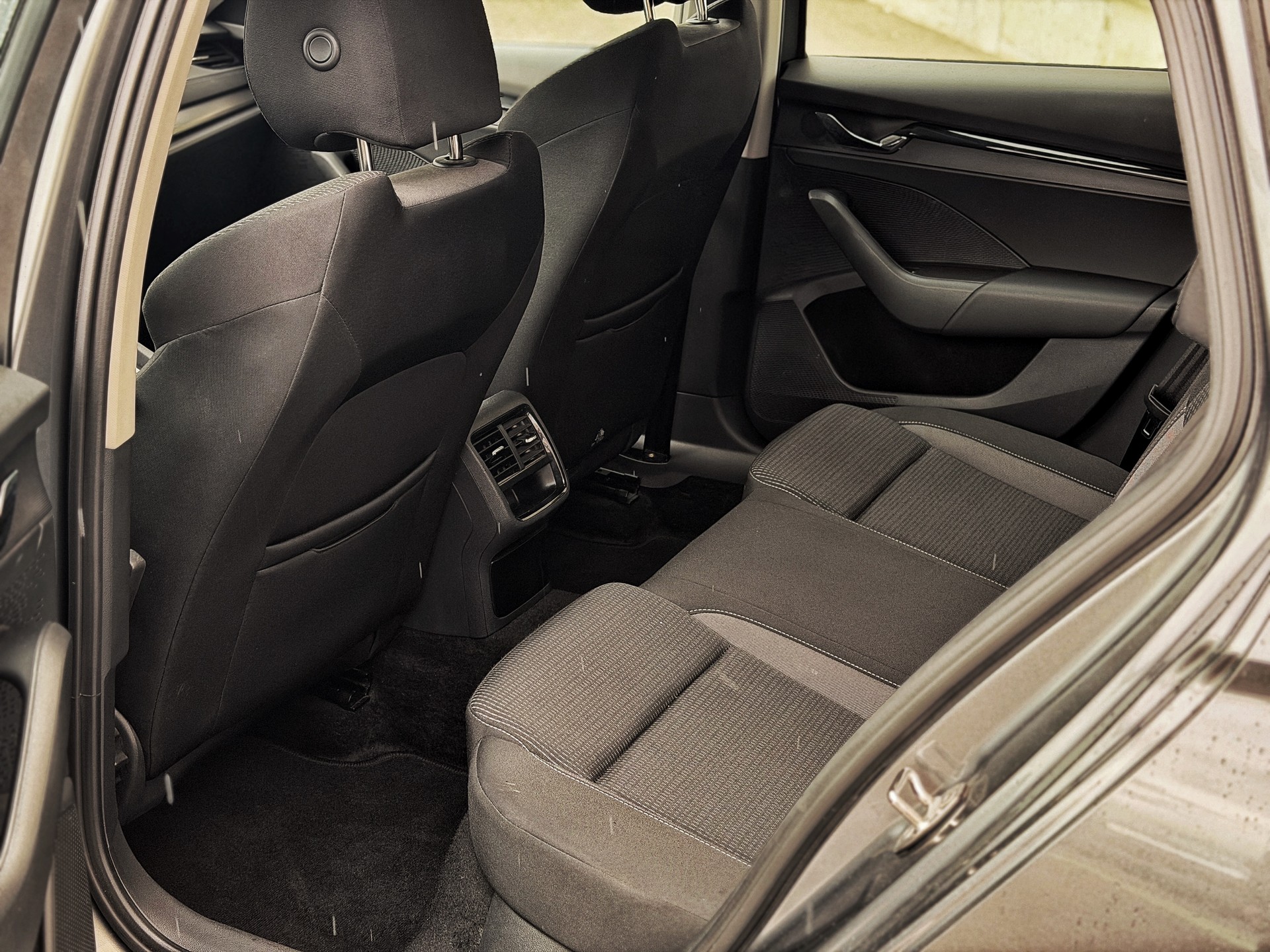SKODA Octavia Combi 2.0 TDI DSG Ambition-image-19