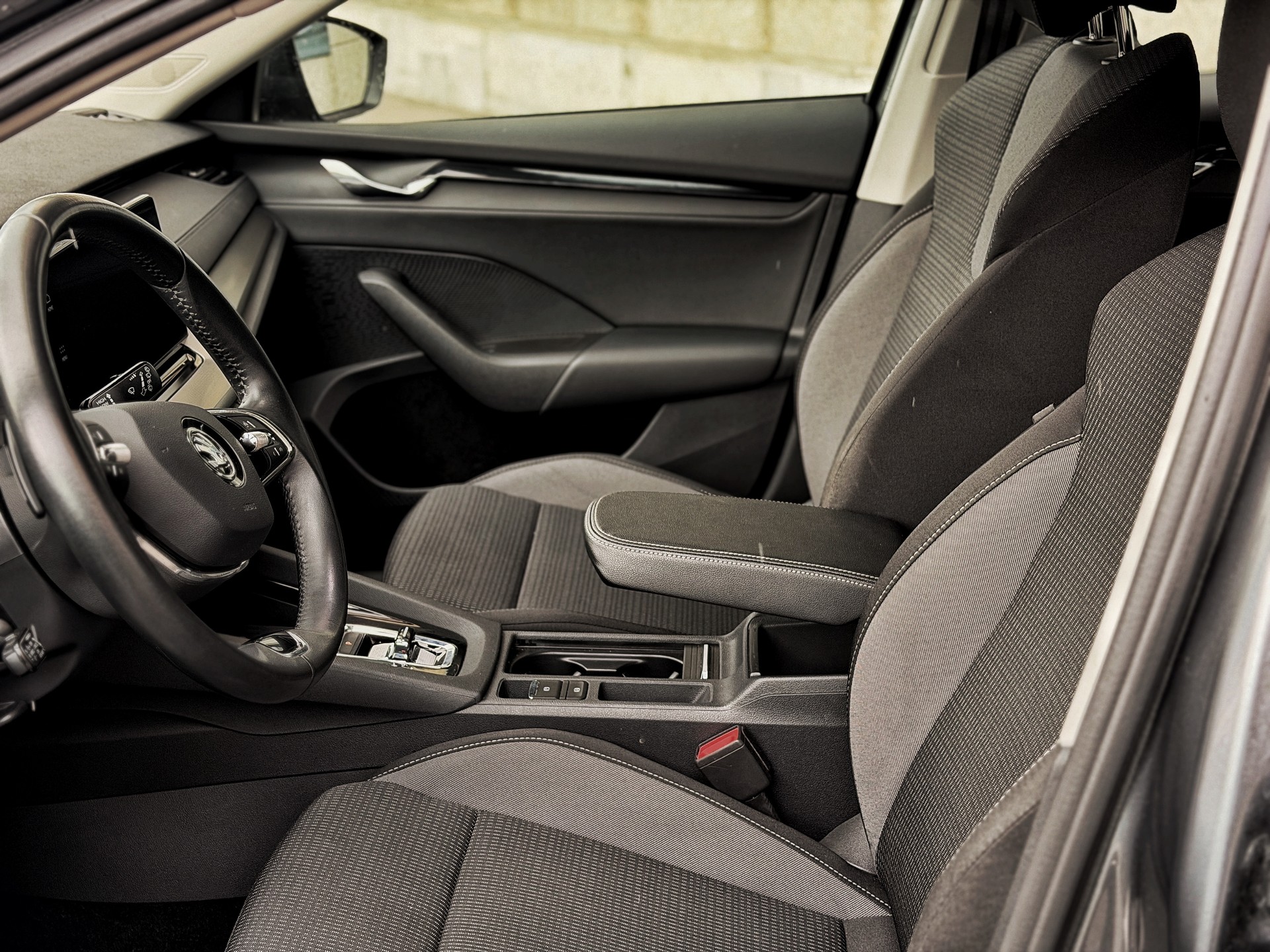 SKODA Octavia Combi 2.0 TDI DSG Ambition-image-11