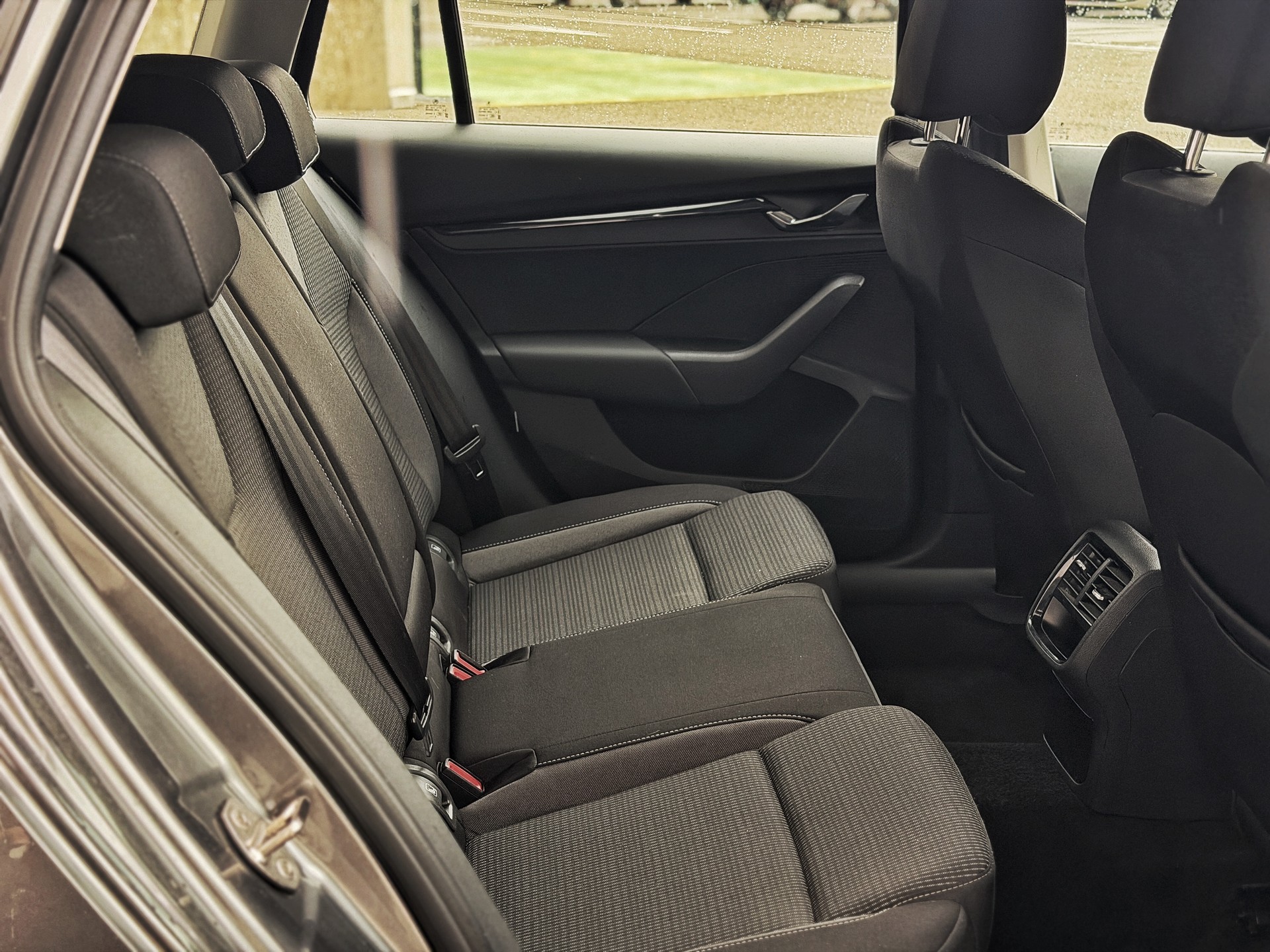 SKODA Octavia Combi 2.0 TDI DSG Ambition-image-21