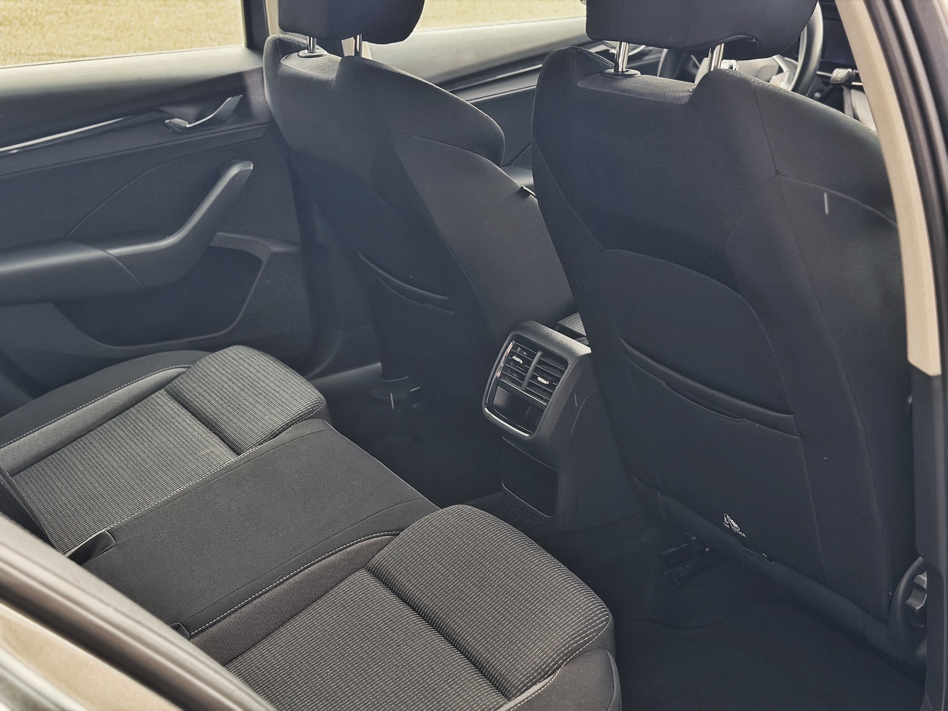 SKODA Octavia Combi 2.0 TDI DSG Ambition-image-22