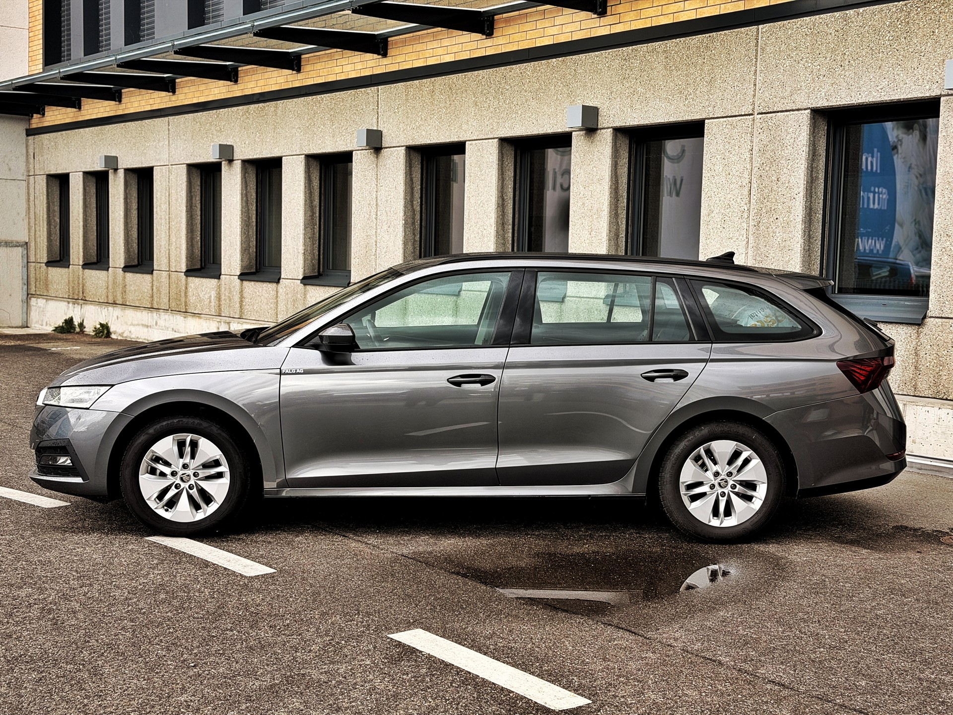 SKODA Octavia Combi 2.0 TDI DSG Ambition-image-1