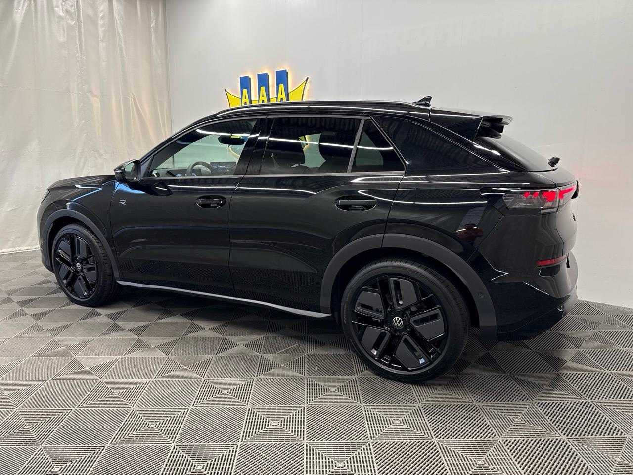 VW T-Roc 1.5 eTSI R-Line Black Style-showroom-element-1