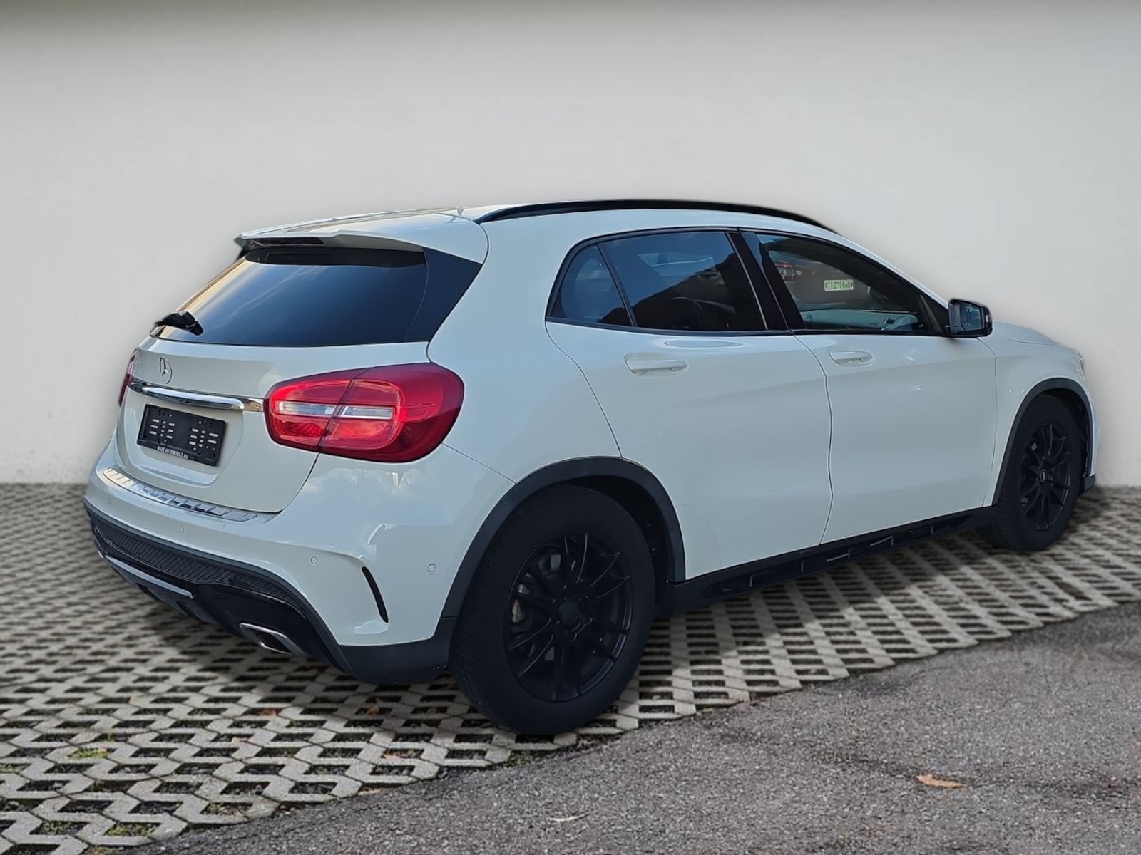 MERCEDES-BENZ GLA 220 CDI AMG Line 7G-DCT-image-3