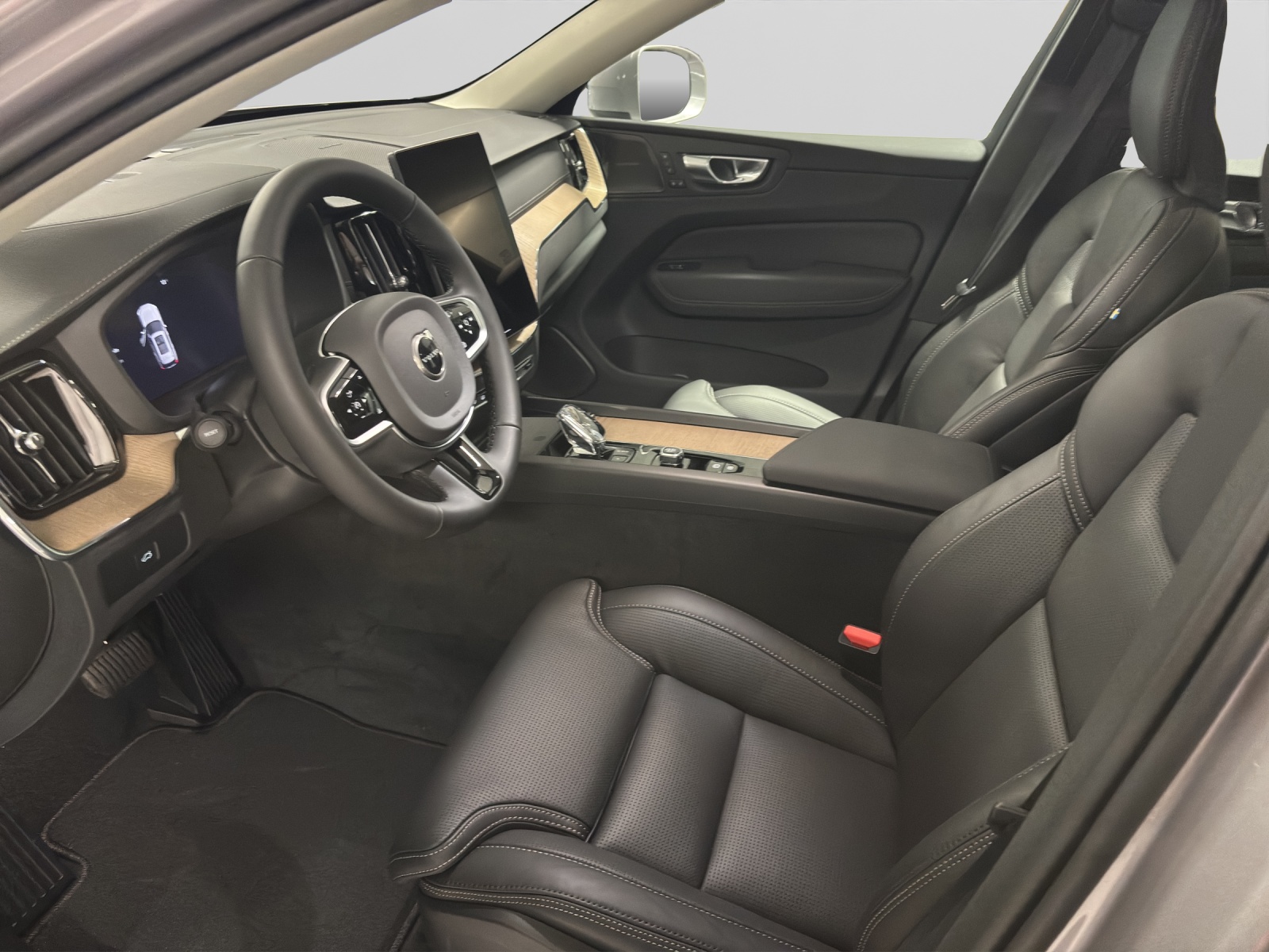VOLVO XC60 2.0 B5 MH Ultra Bright AWD-showroom-element-3
