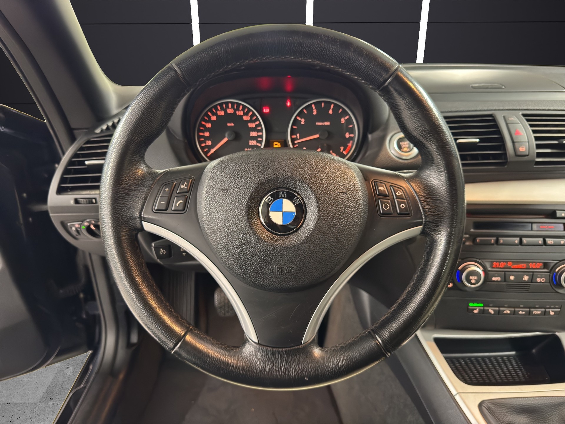 BMW 118i Cabrio-image-11