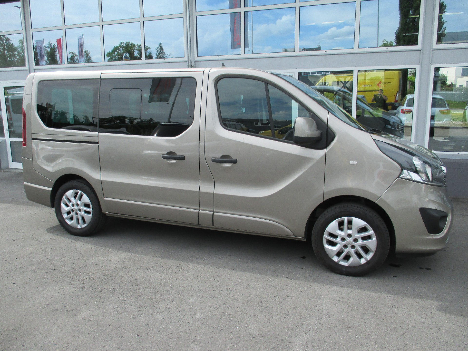 OPEL Vivaro 1.6 BiTurbo CDTI ecoFLEX 2.7t L1H1-image-3