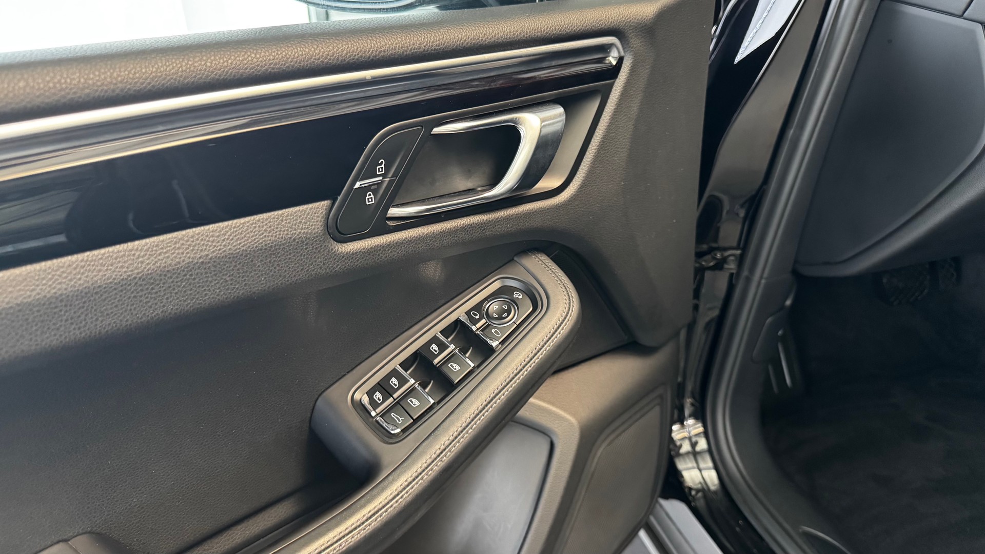 PORSCHE Macan 2.0 T-image-14