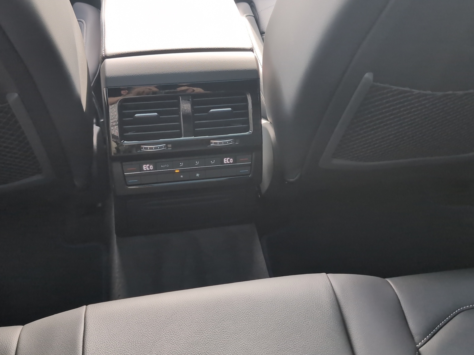 VW Touareg R Final Edition 3.0TSI 462PS 4Motion-image-15