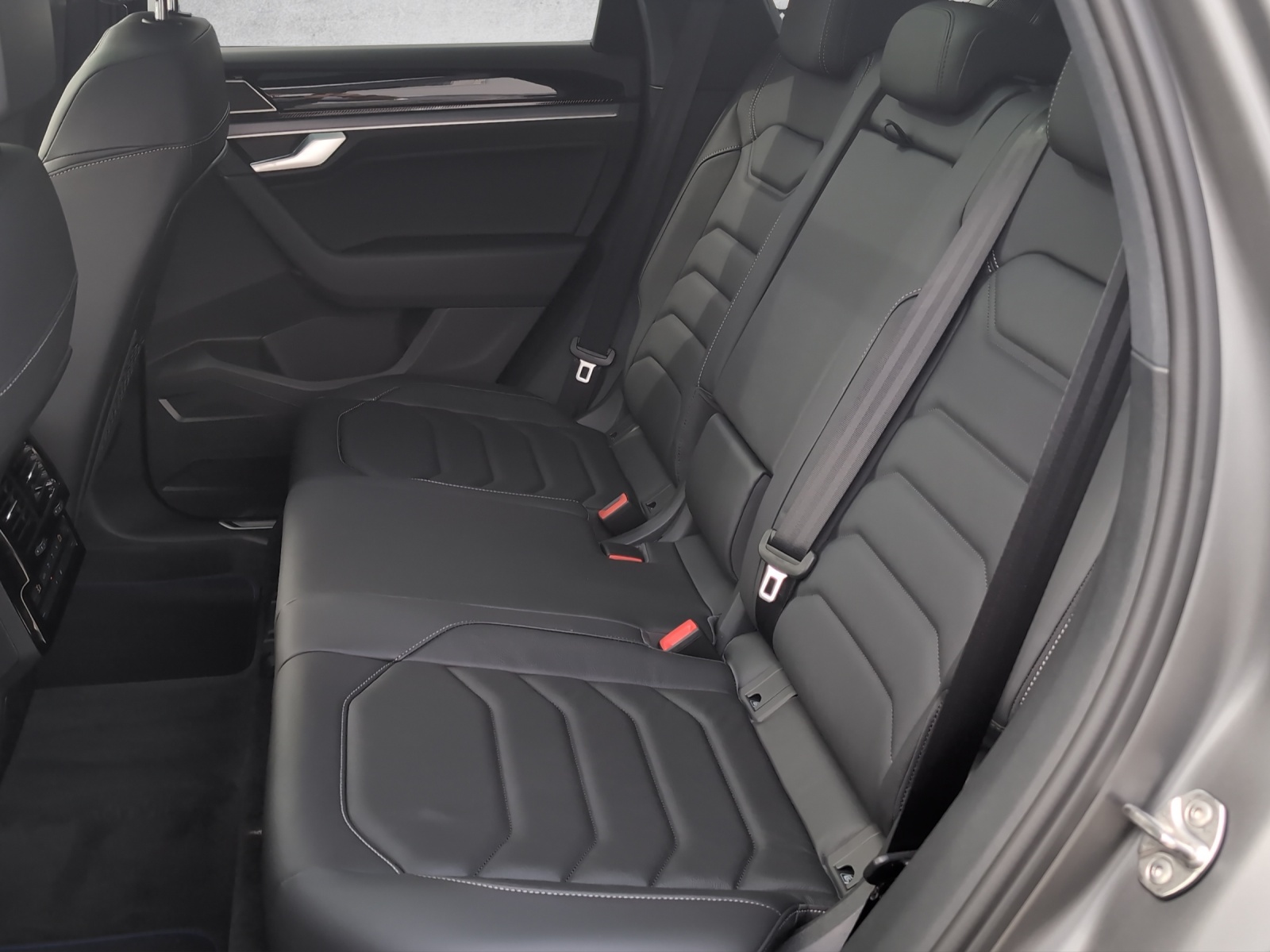 VW Touareg R Final Edition 3.0TSI 462PS 4Motion-image-9