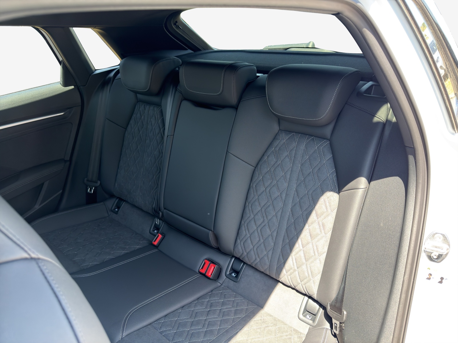 AUDI A3 Sportback TFSI 150 kW quattro S line S tronic-image-11