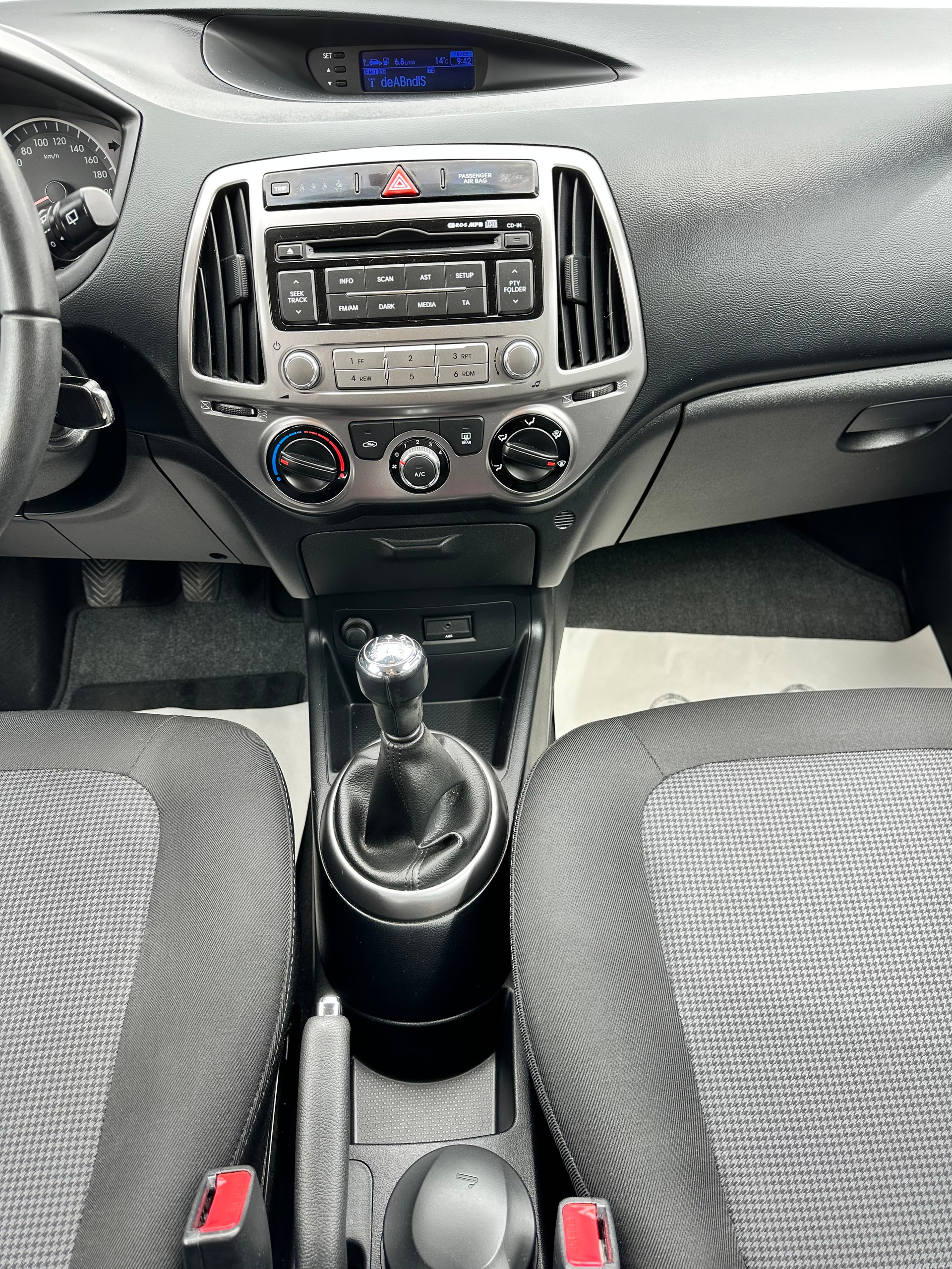 HYUNDAI i20 1.2 Comfort-image-13