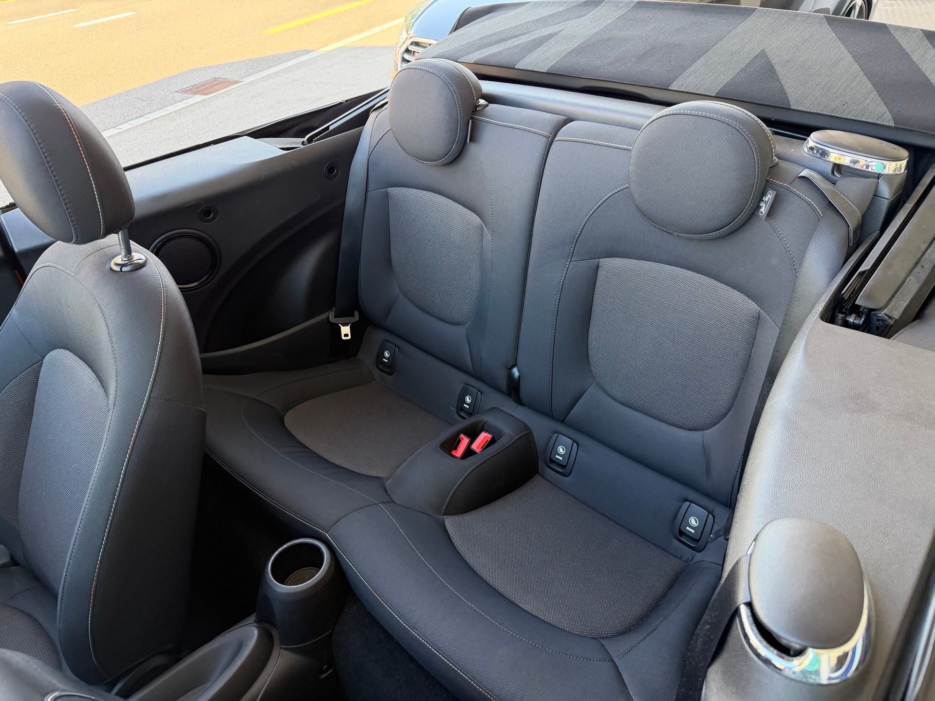 MINI One Cabriolet-image-7