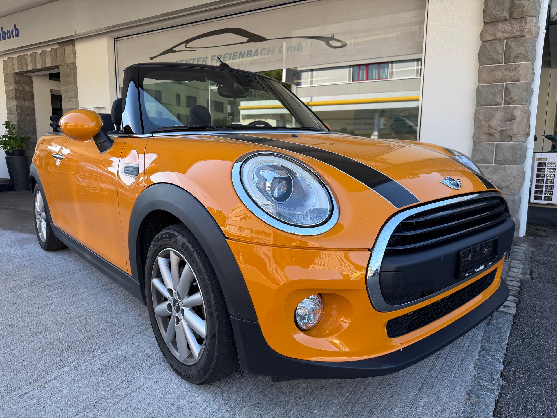 MINI One Cabriolet-image-2