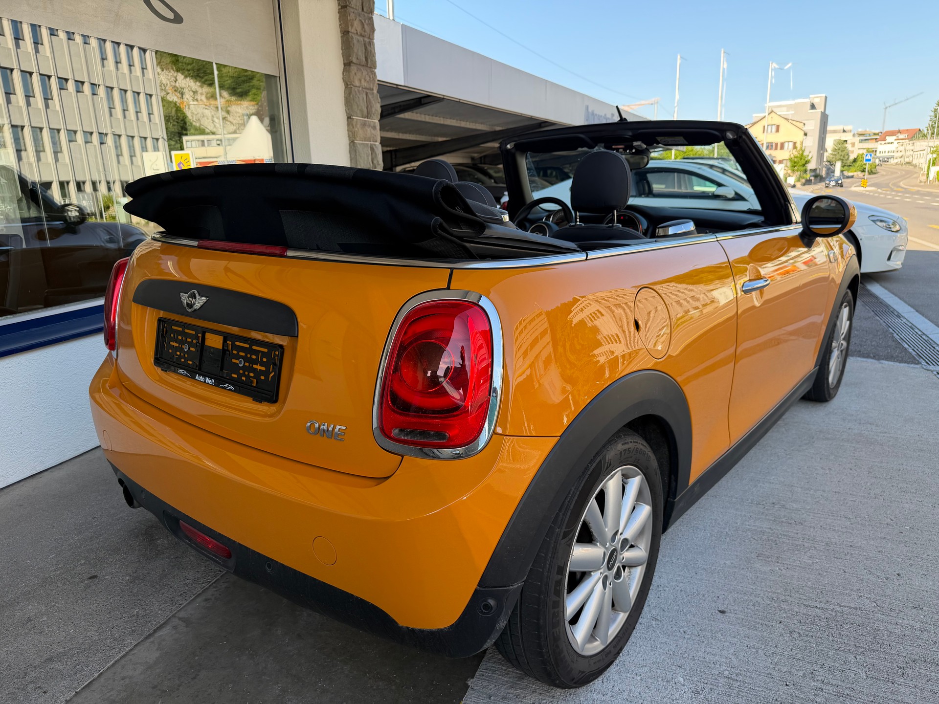 MINI One Cabriolet-image-4