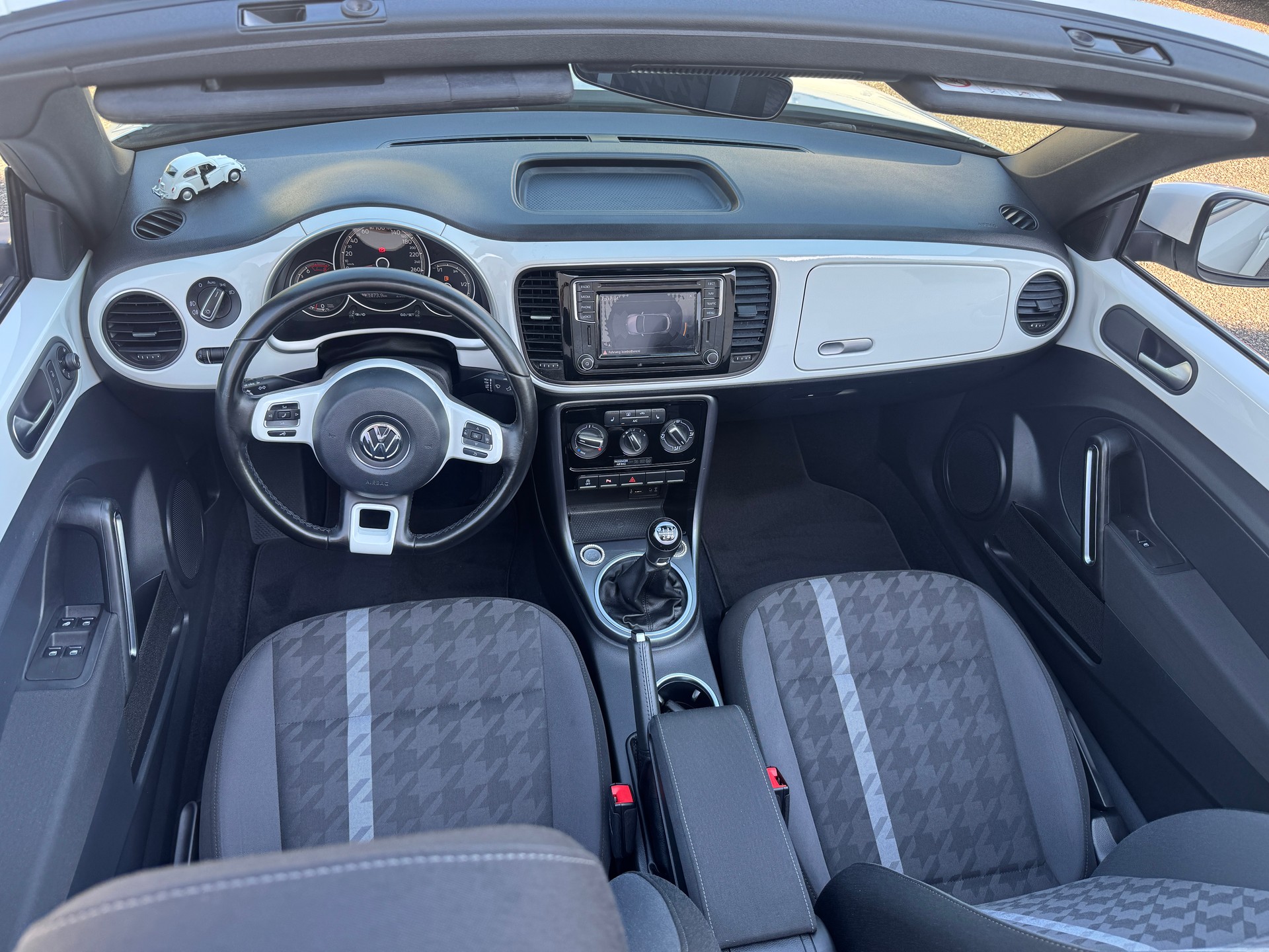 VW Beetle Cabriolet 1.2 TSI BMT-image-11