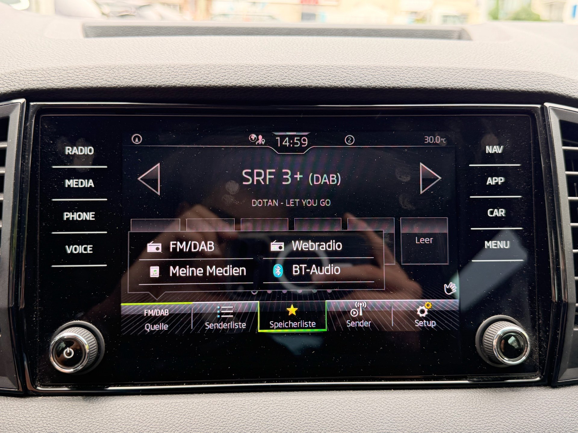 SKODA Karoq Selection *** ACC & RÜCKFAHRKAMERA ***-image-17