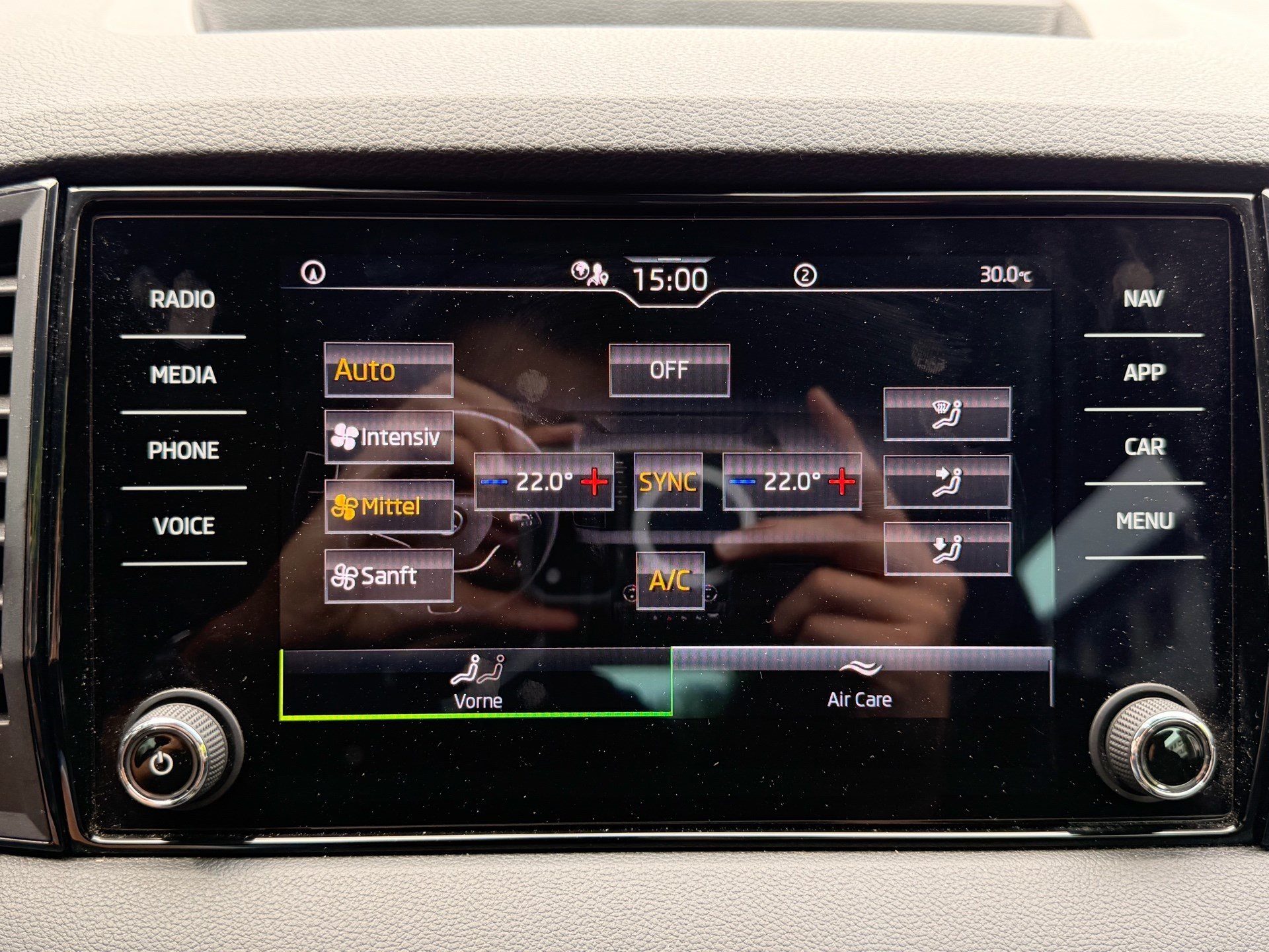 SKODA Karoq Selection *** ACC & RÜCKFAHRKAMERA ***-image-19