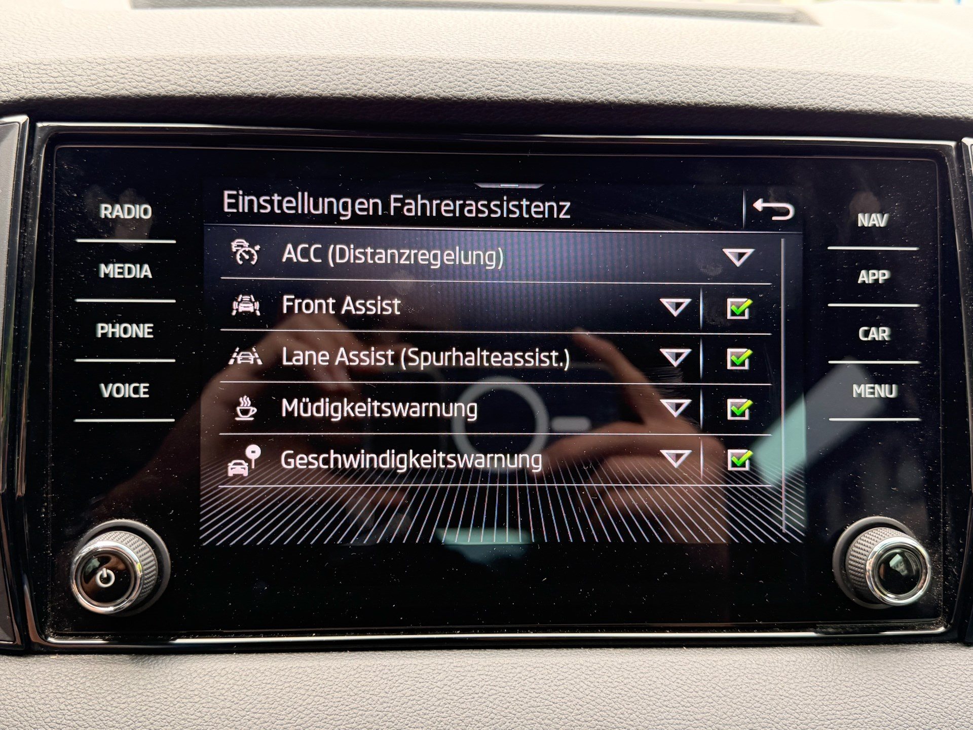 SKODA Karoq Selection *** ACC & RÜCKFAHRKAMERA ***-image-15