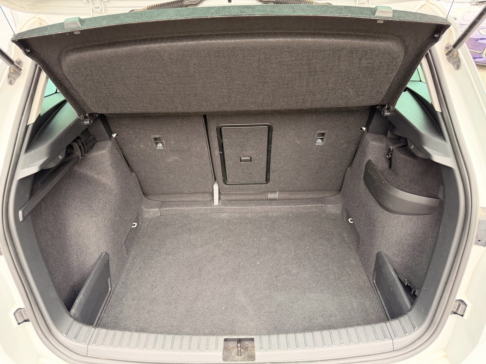 SKODA Karoq Selection *** ACC & RÜCKFAHRKAMERA ***-image-28