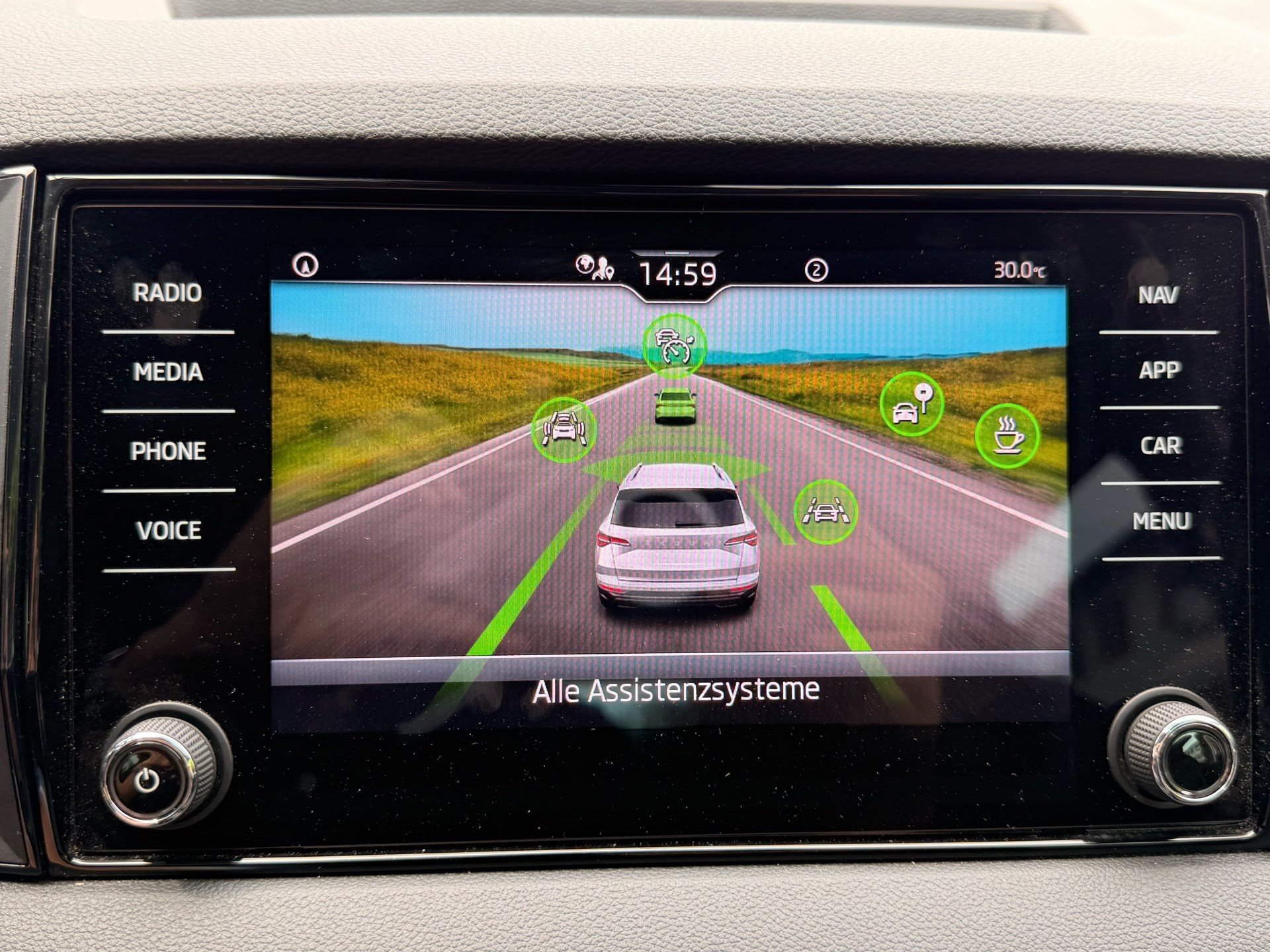 SKODA Karoq Selection *** ACC & RÜCKFAHRKAMERA ***-image-14