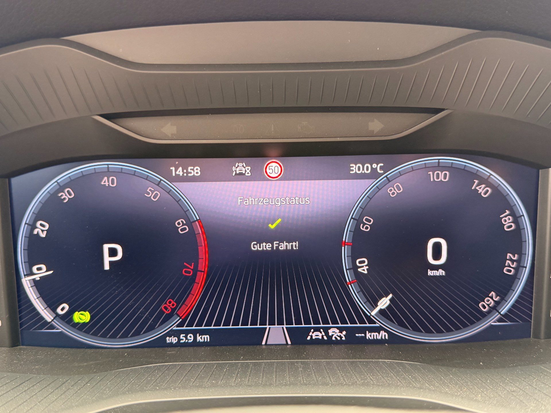 SKODA Karoq Selection *** ACC & RÜCKFAHRKAMERA ***-image-11