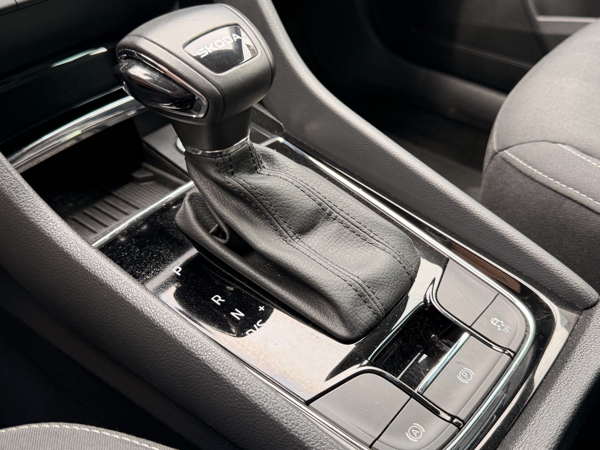SKODA Karoq Selection *** ACC & RÜCKFAHRKAMERA ***-image-21
