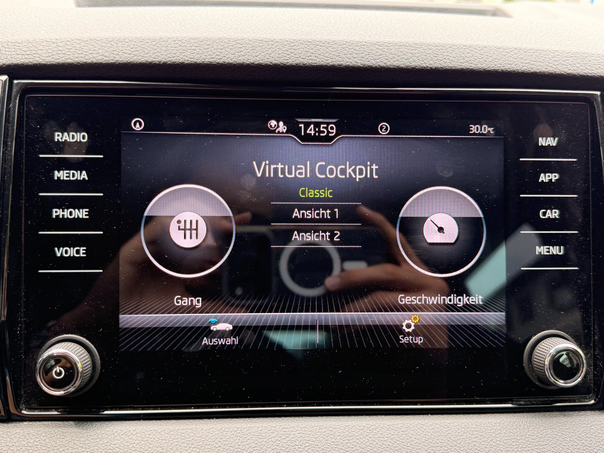 SKODA Karoq Selection *** ACC & RÜCKFAHRKAMERA ***-image-12