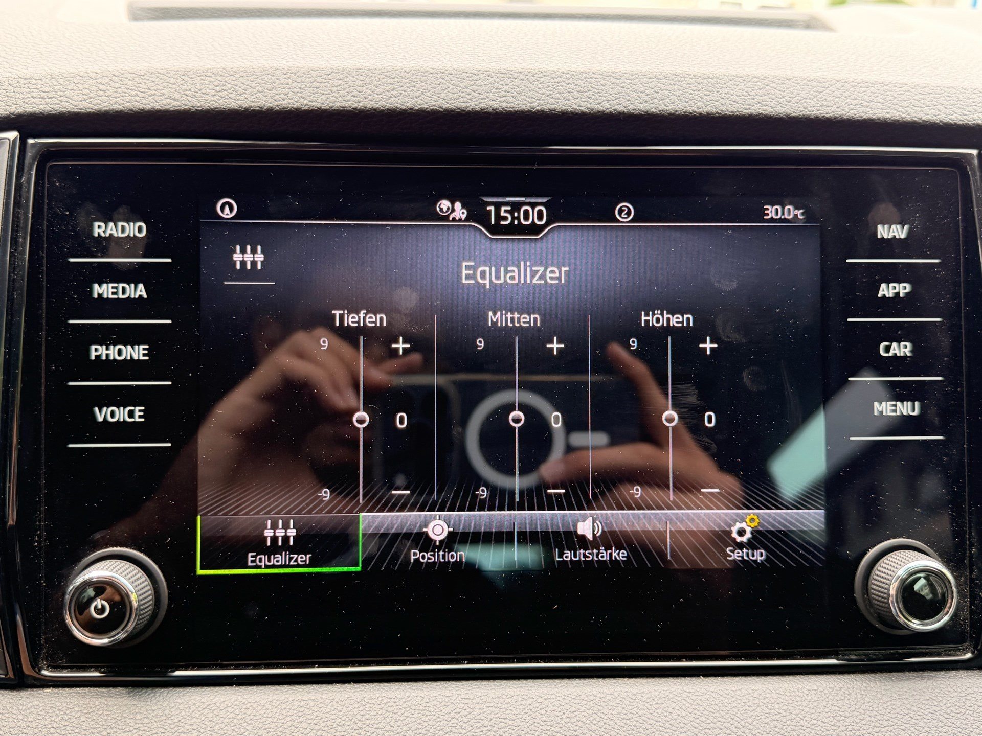 SKODA Karoq Selection *** ACC & RÜCKFAHRKAMERA ***-image-18
