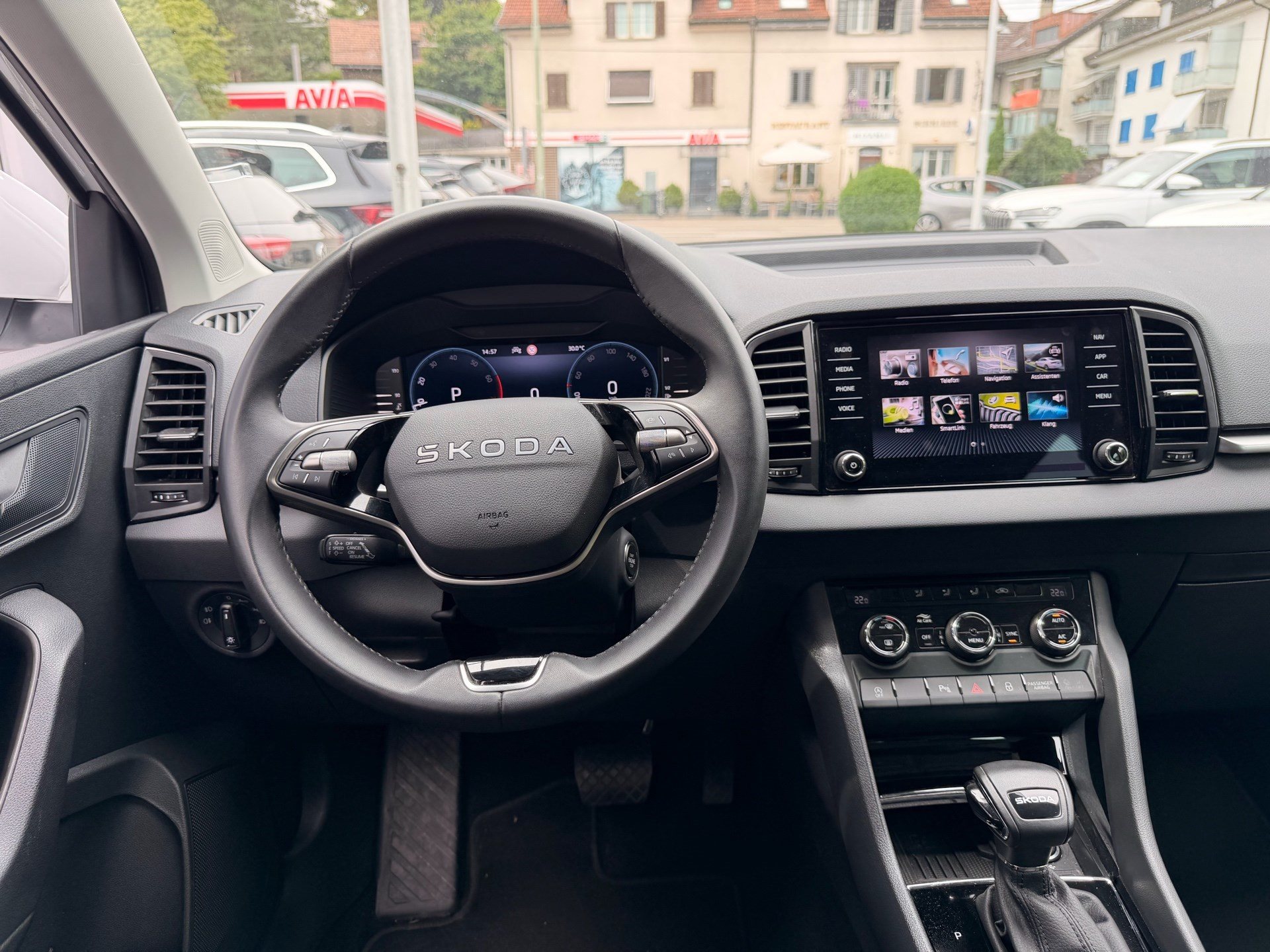 SKODA Karoq Selection *** ACC & RÜCKFAHRKAMERA ***-image-8
