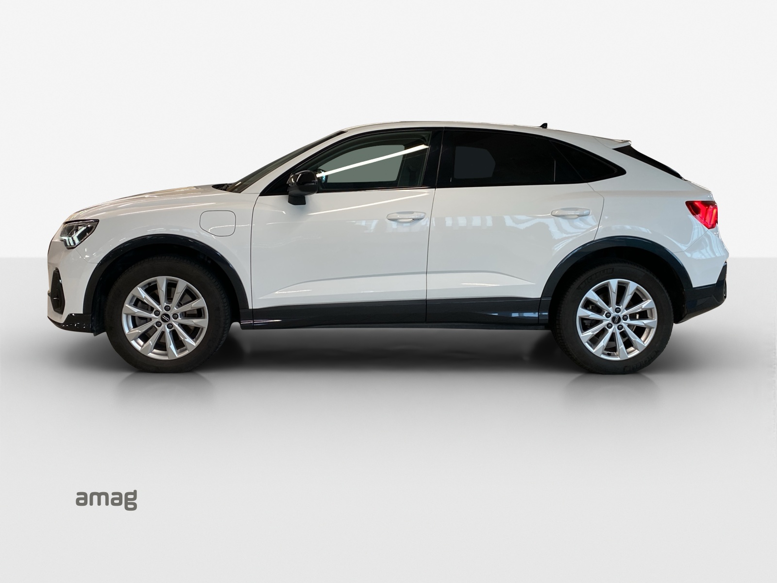 AUDI Q3 Sportback 45 TFSI e Attraction S-tronic-image-1
