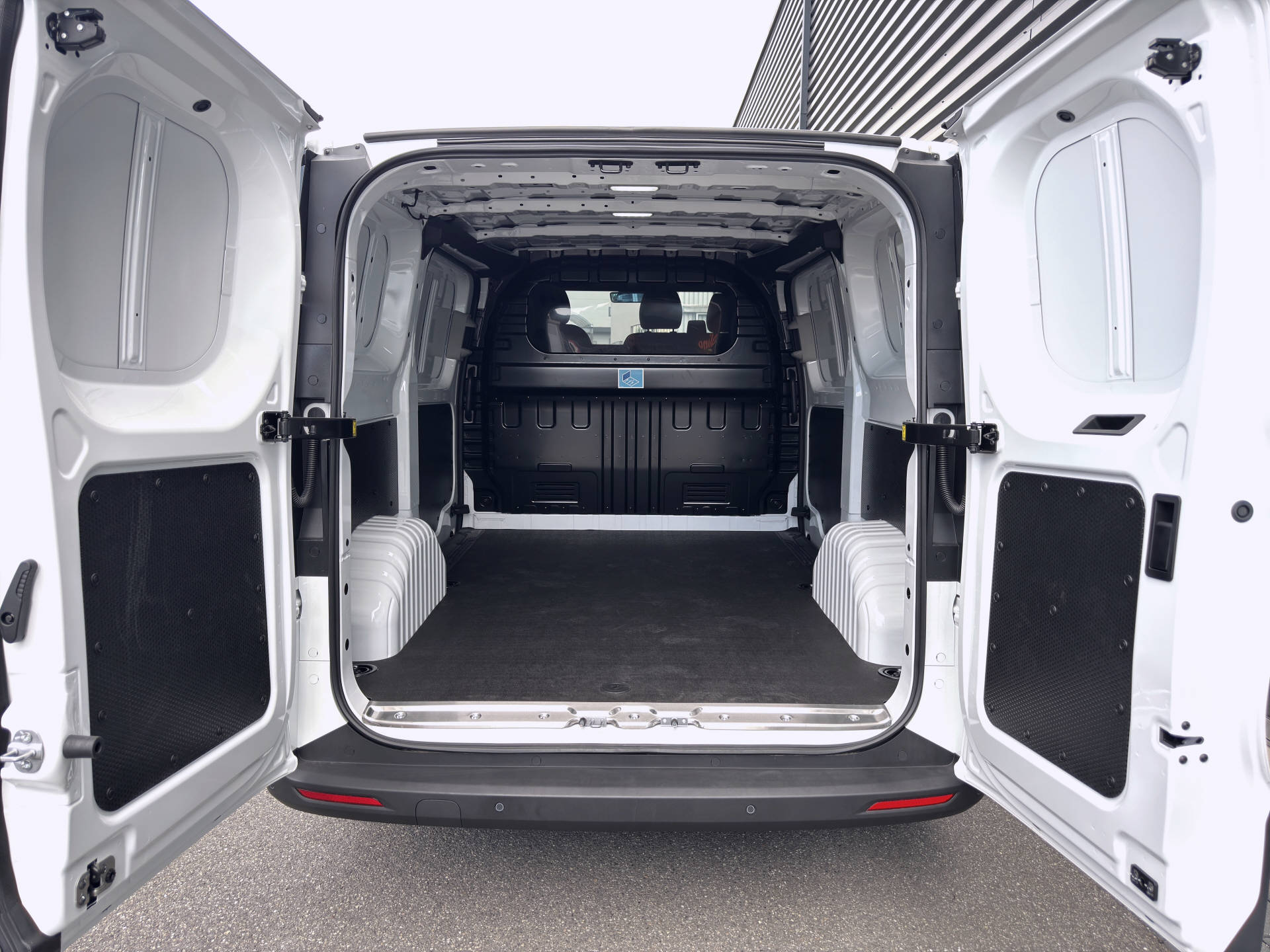 MAXUS Deliver 7 Kaw. L1H1 2.0 TD Base-image-9