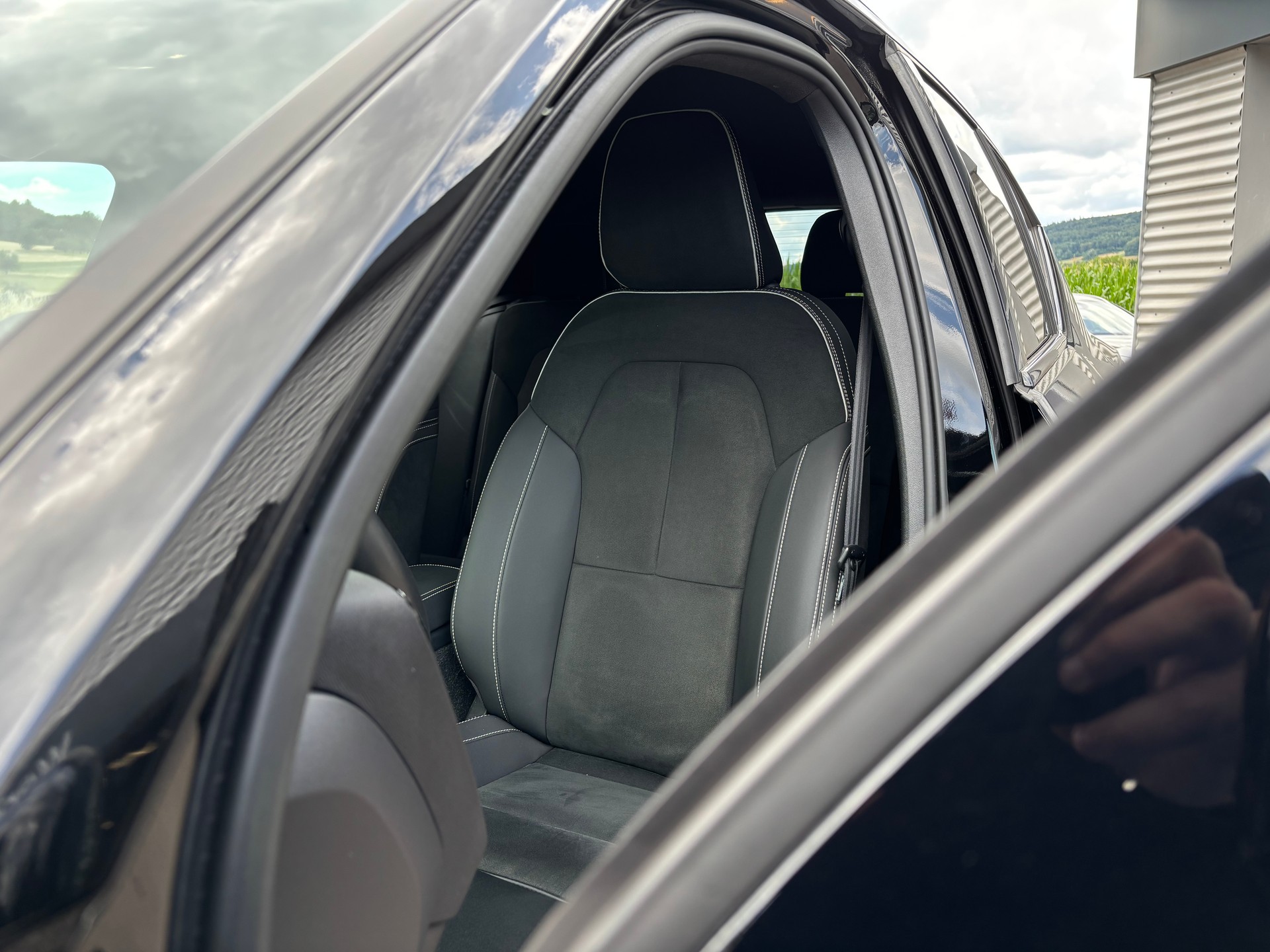 VOLVO XC40 2.0 B4 MH Plus Dark AWD-image-3