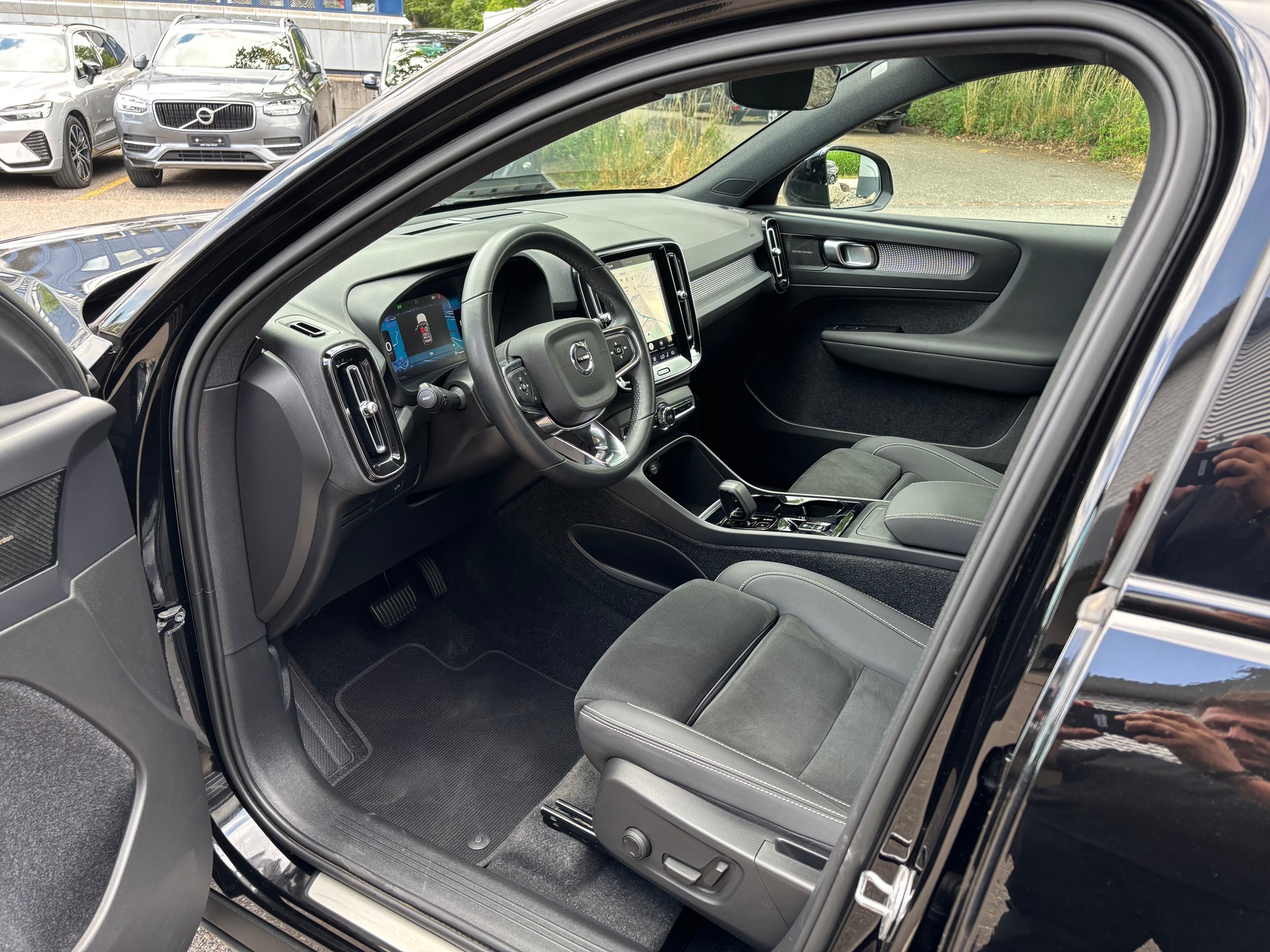 VOLVO XC40 2.0 B4 MH Plus Dark AWD-image-2
