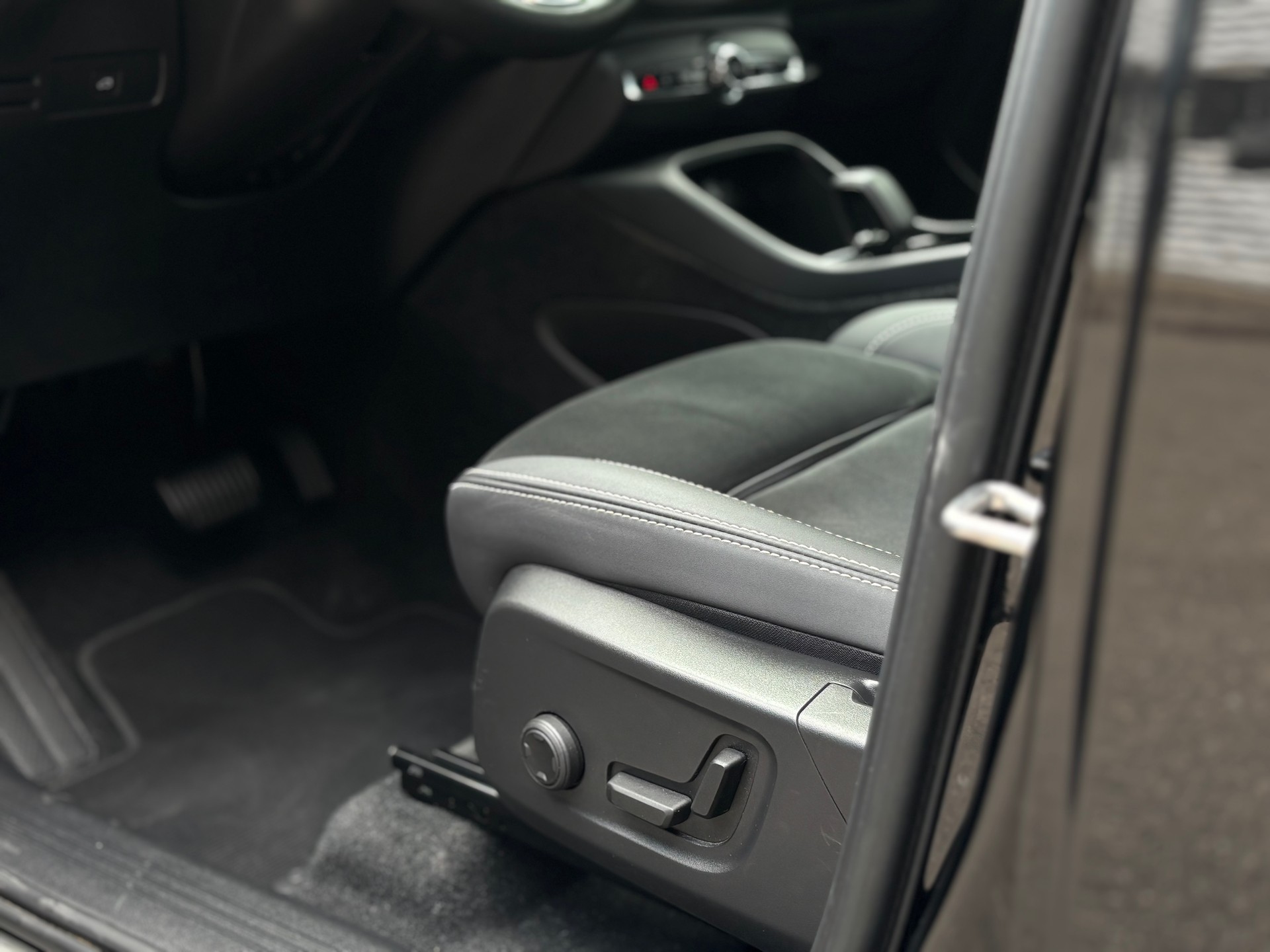 VOLVO XC40 2.0 B4 MH Plus Dark AWD-image-15