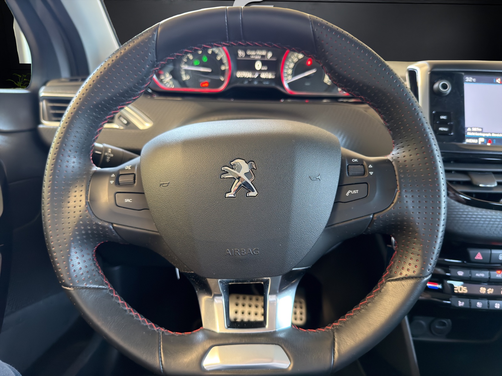 PEUGEOT 2008 1.2 PureTech GT Line-image-10