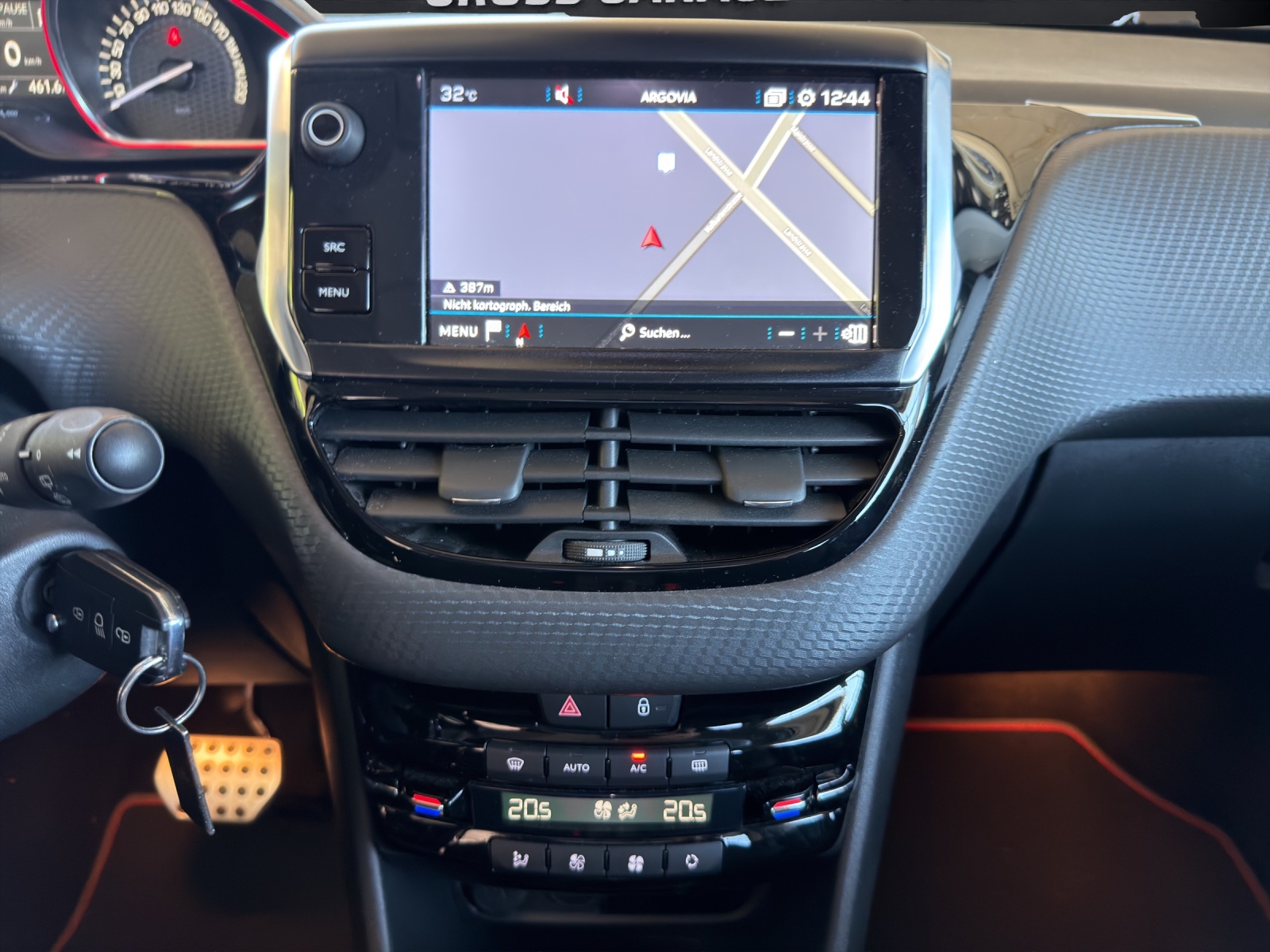 PEUGEOT 2008 1.2 PureTech GT Line-image-6