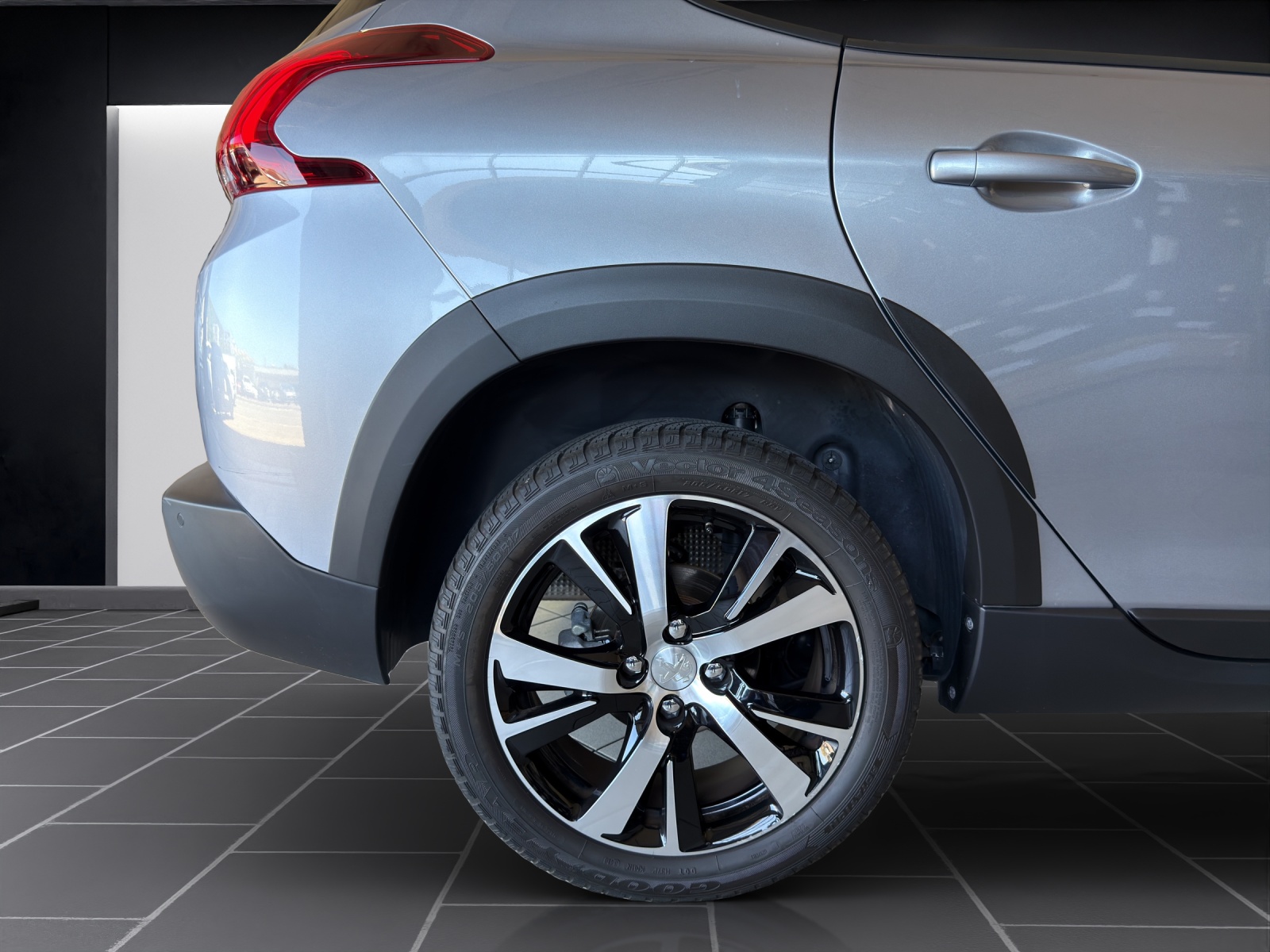 PEUGEOT 2008 1.2 PureTech GT Line-image-9