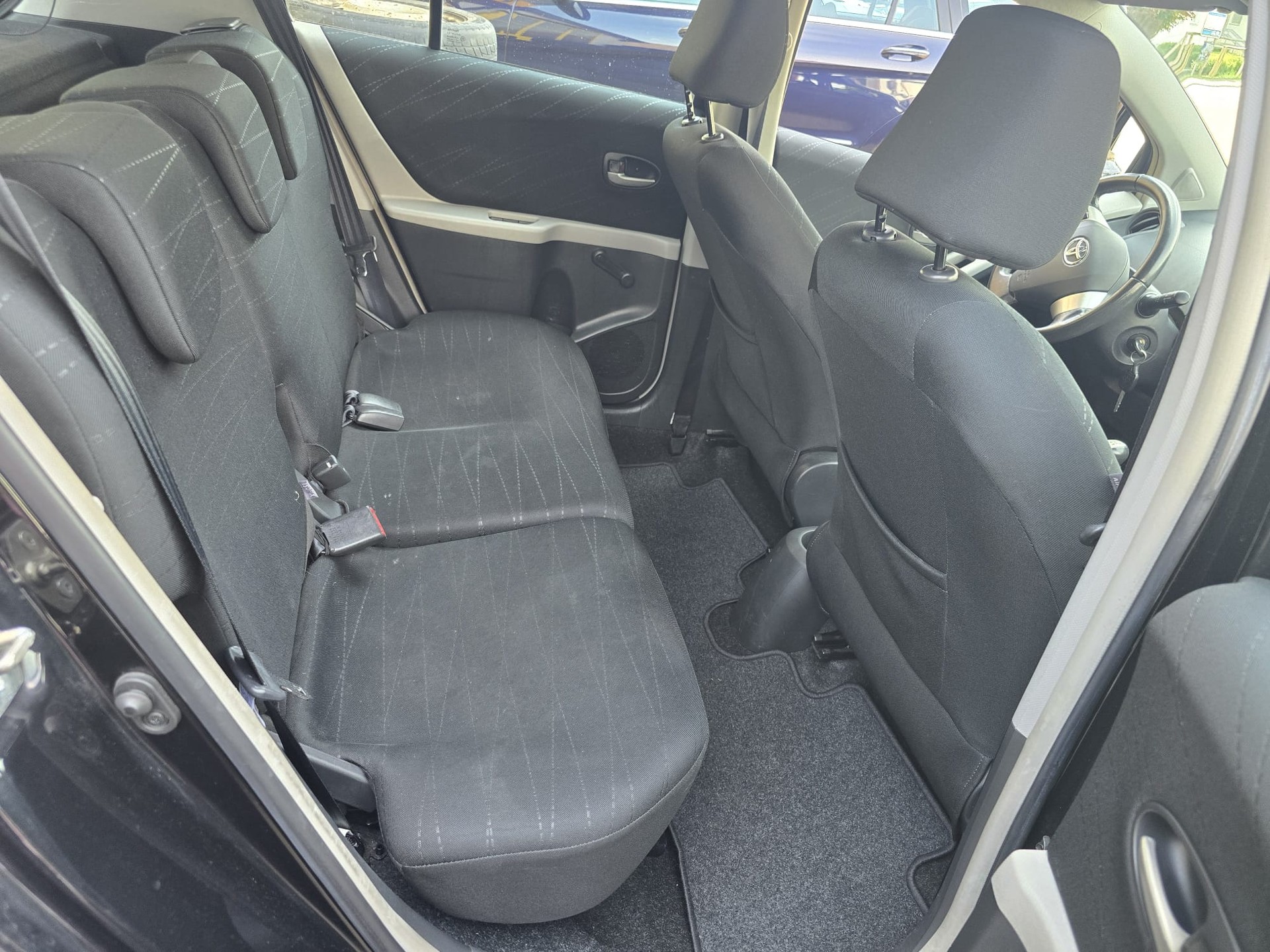 TOYOTA Yaris 1.3 Linea Sol-image-5