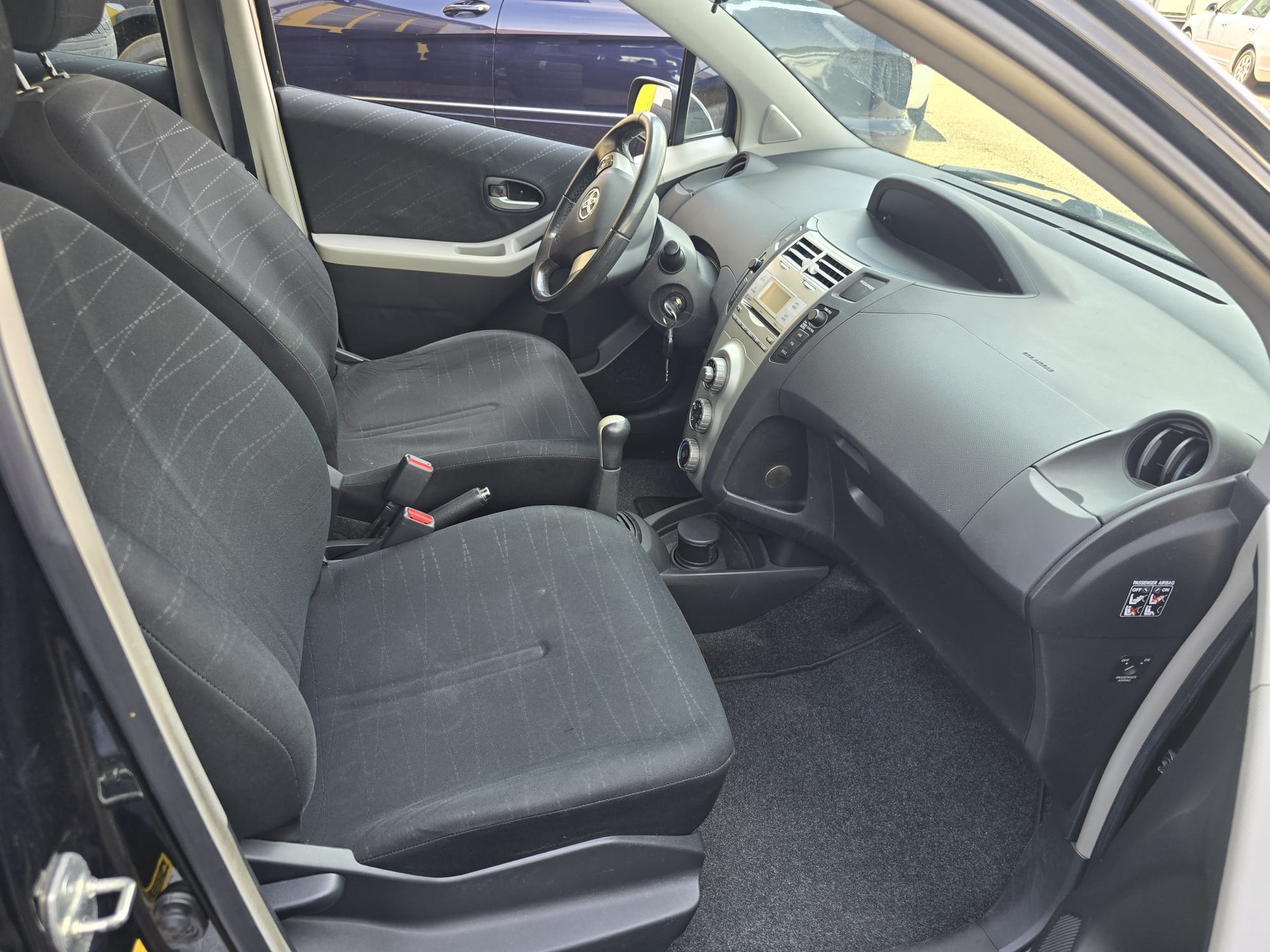 TOYOTA Yaris 1.3 Linea Sol-image-4