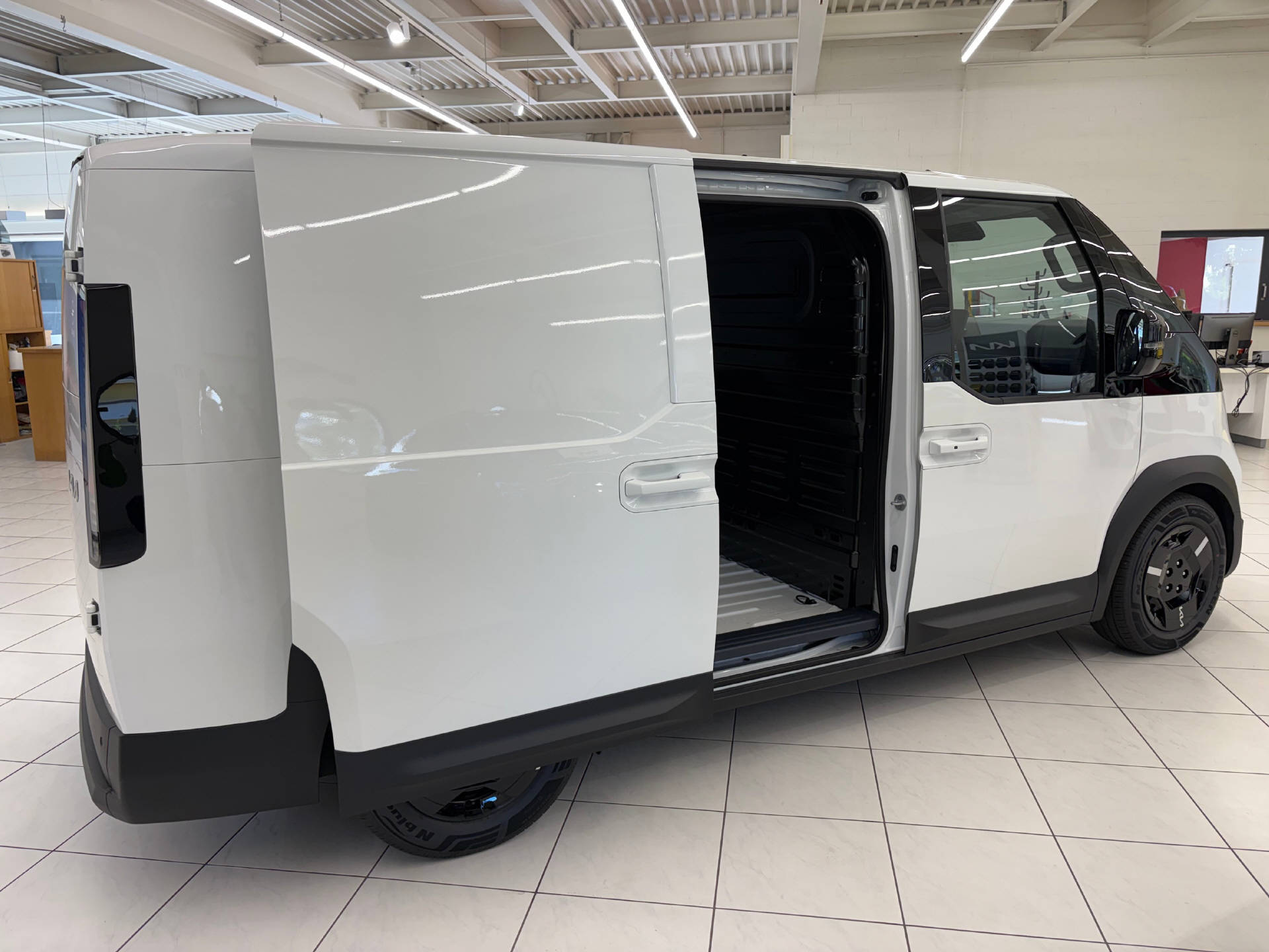 KIA PV5 Cargo 71.2 kWh Plus-image-5