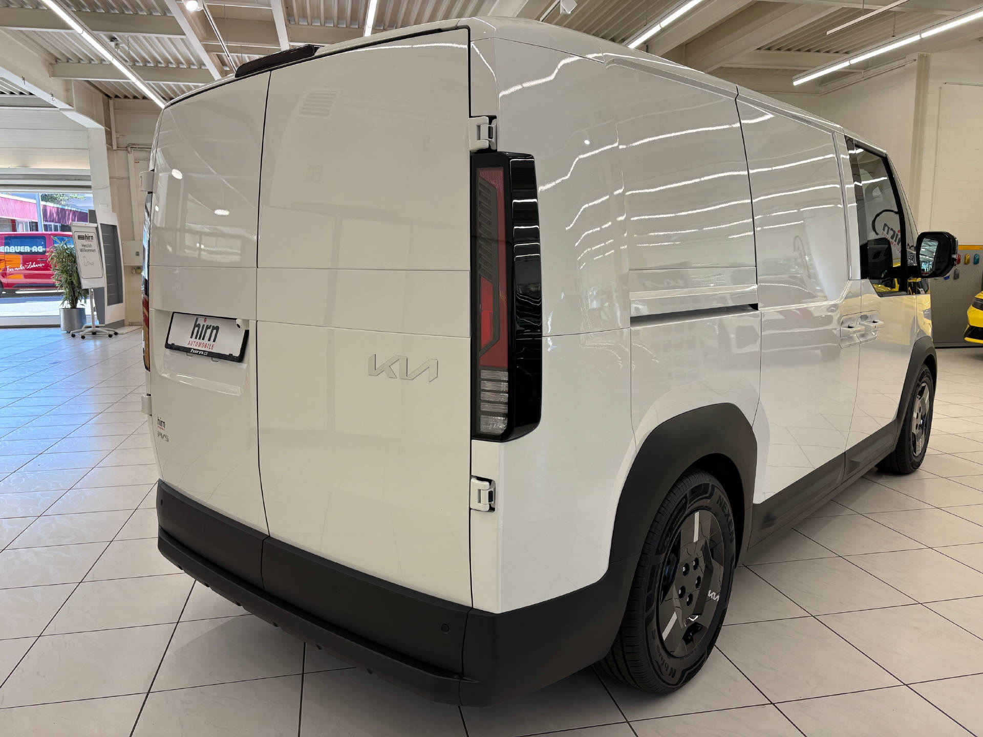 KIA PV5 Cargo 71.2 kWh Plus-image-6