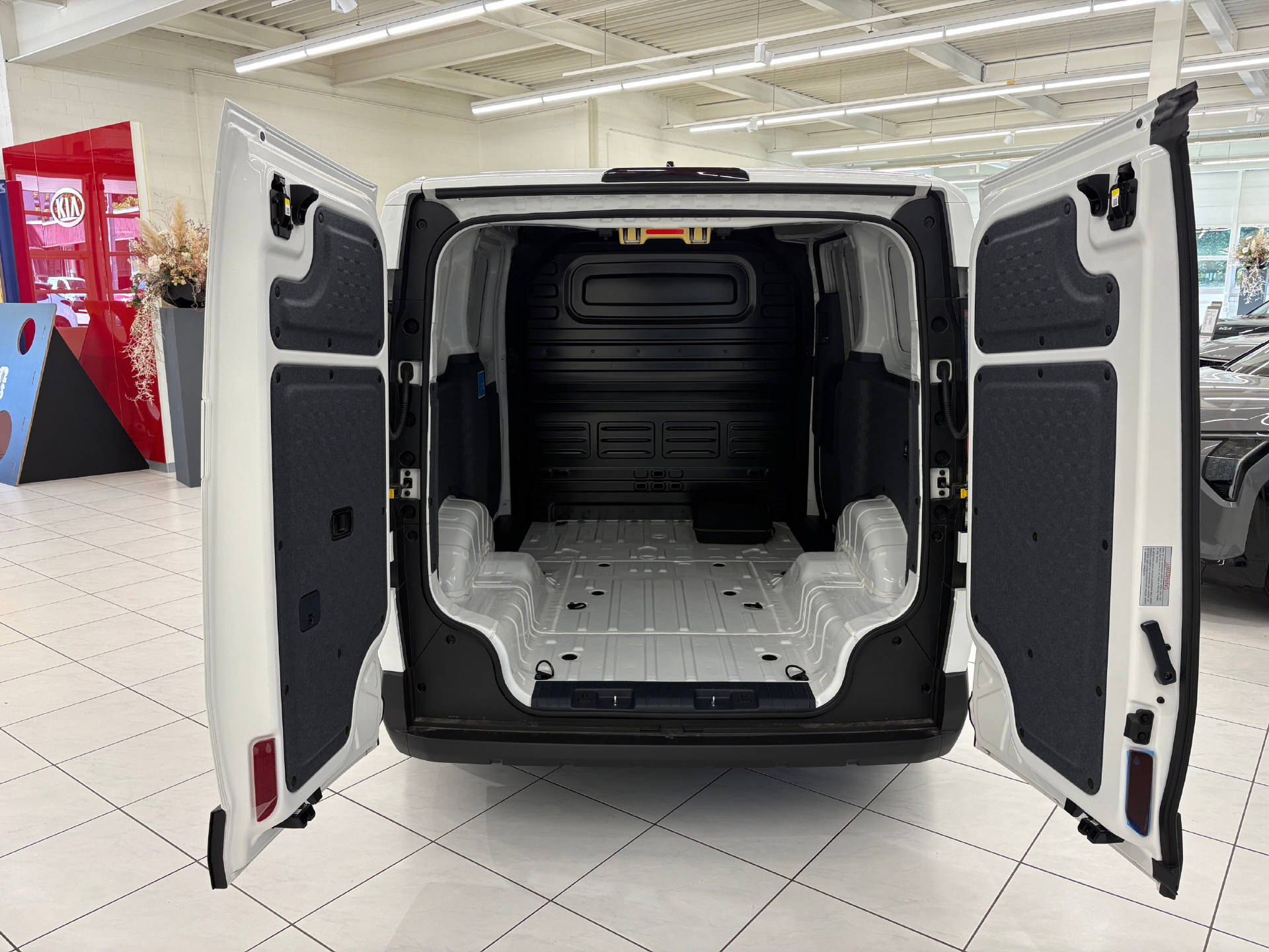 KIA PV5 Cargo 71.2 kWh Plus-image-13