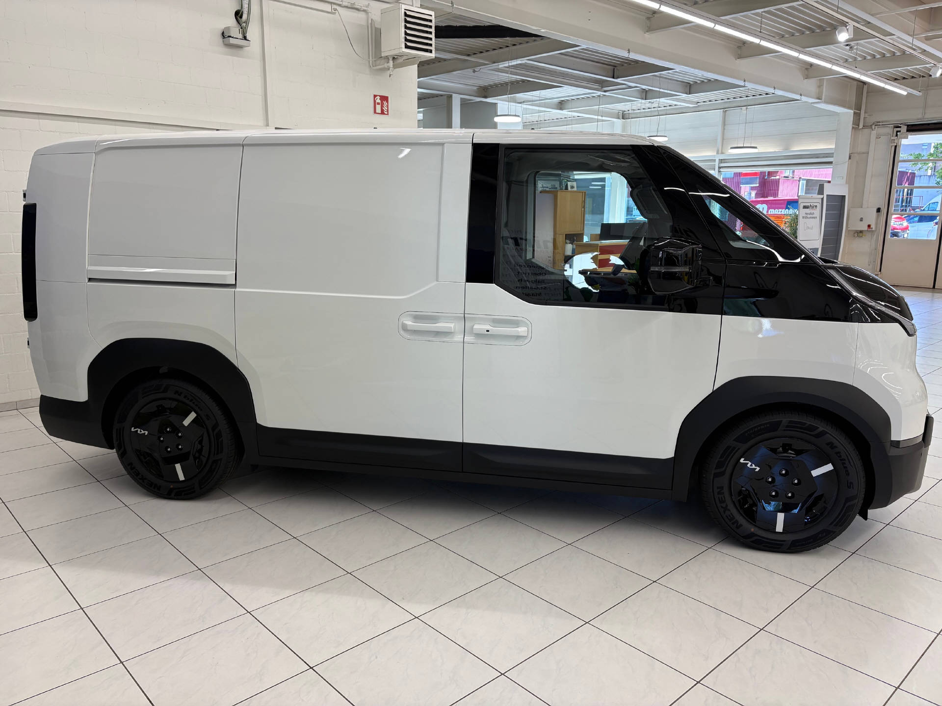 KIA PV5 Cargo 71.2 kWh Plus-image-4