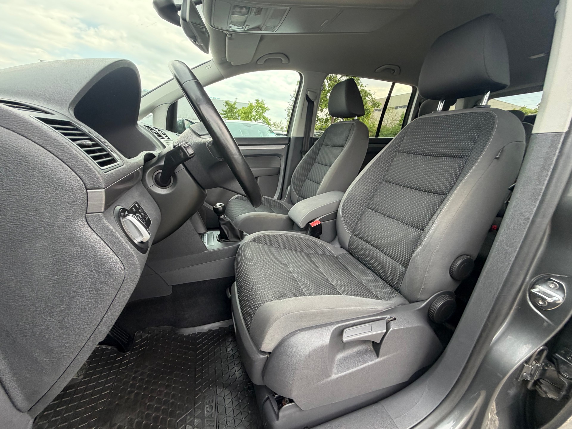 VW Touran 2.0 TDI Comfortline **7-plätzer**MFK 24.07.2026**-image-9